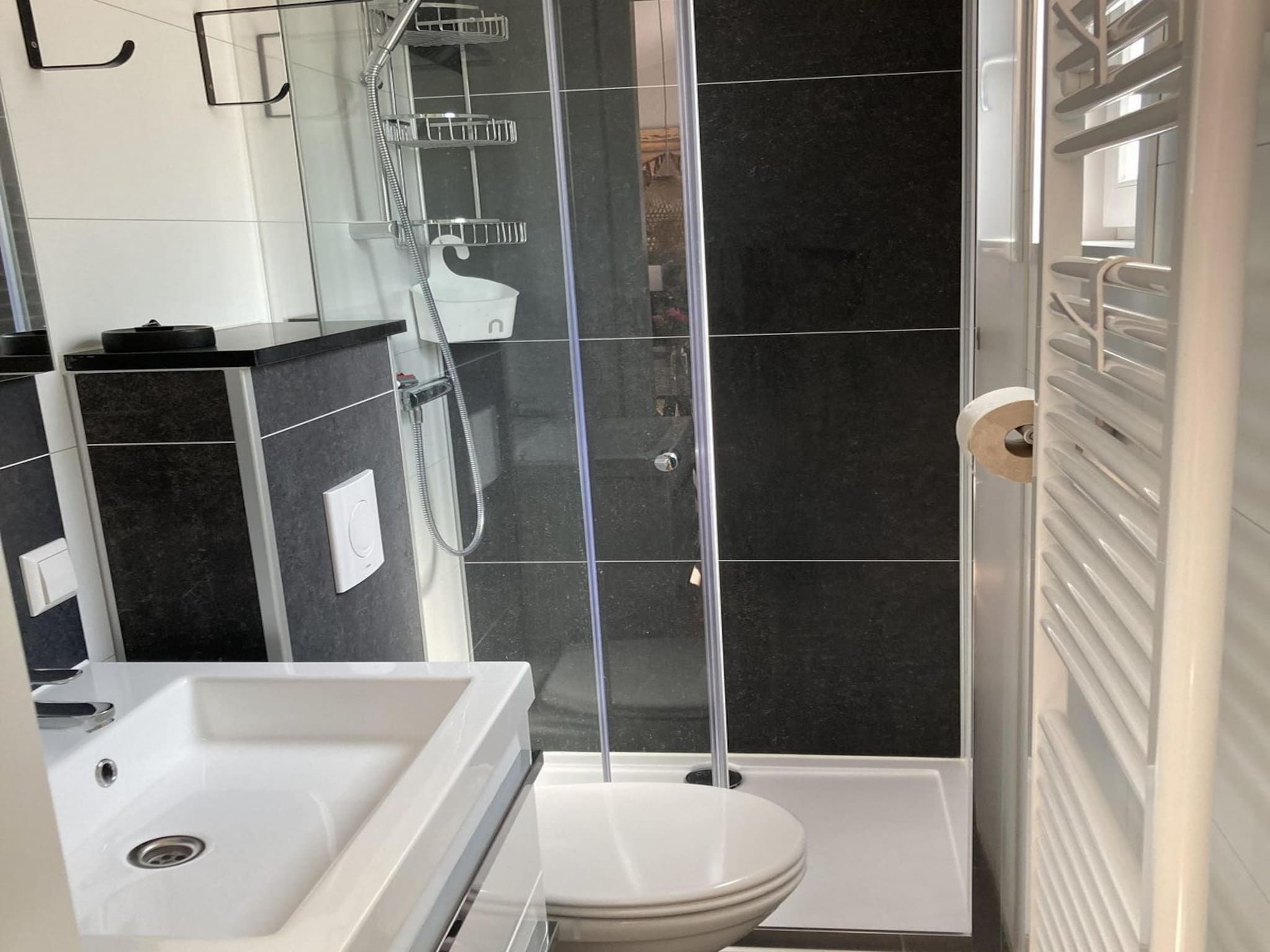 De badkamer van Campanula 225 in Sint Maartenszee