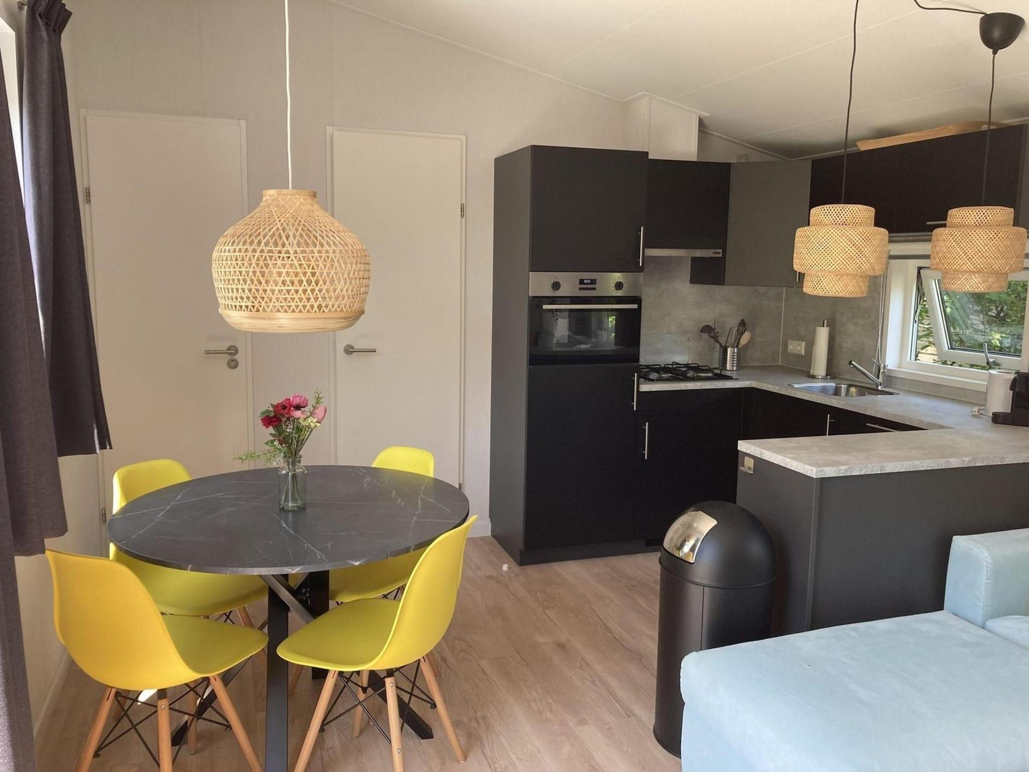 De woonkamer van Campanula 225 in Sint Maartenszee
