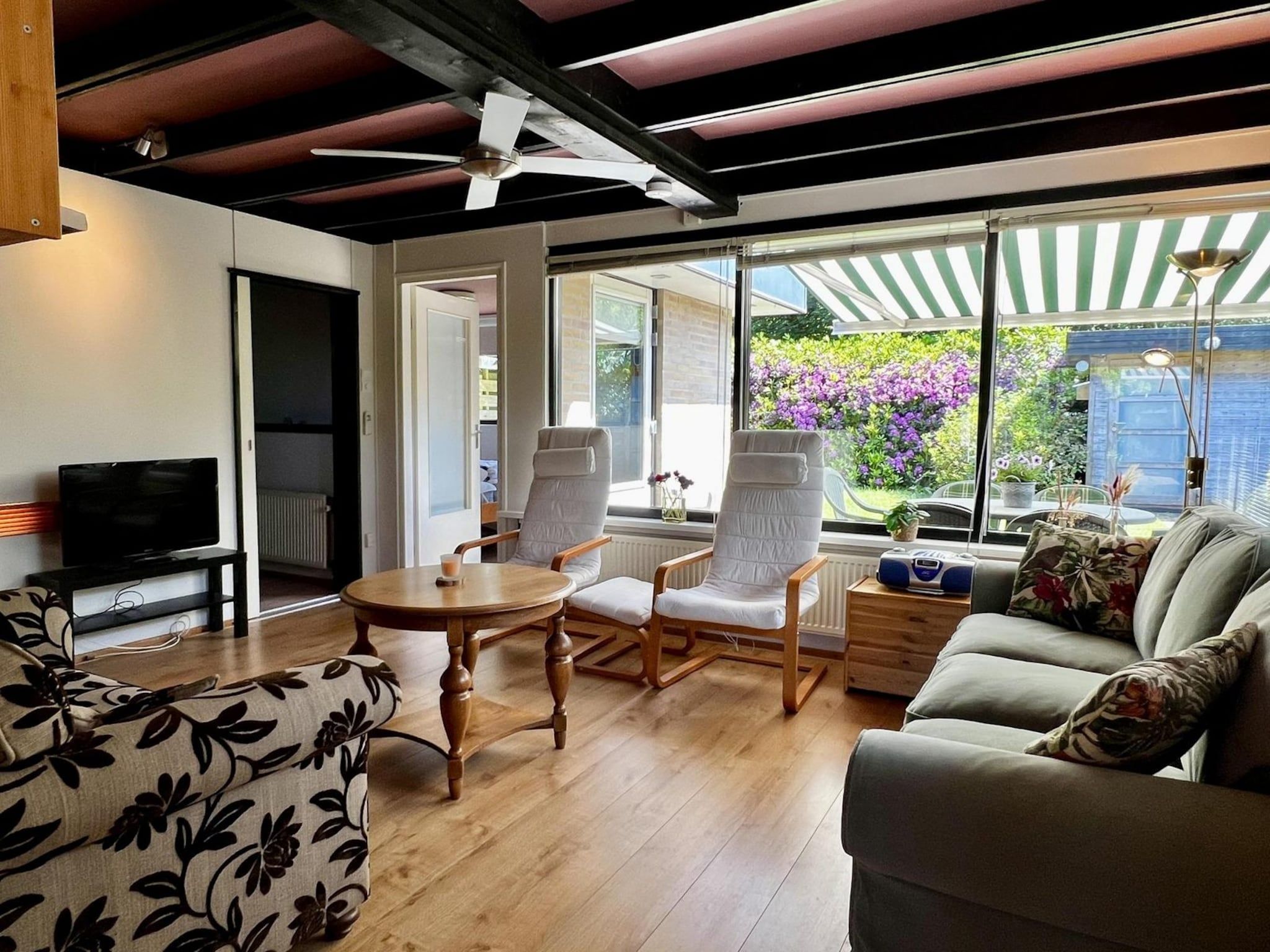 De woonkamer van Wildrijk 092 -"C'est la vie" in Sint Maartenszee