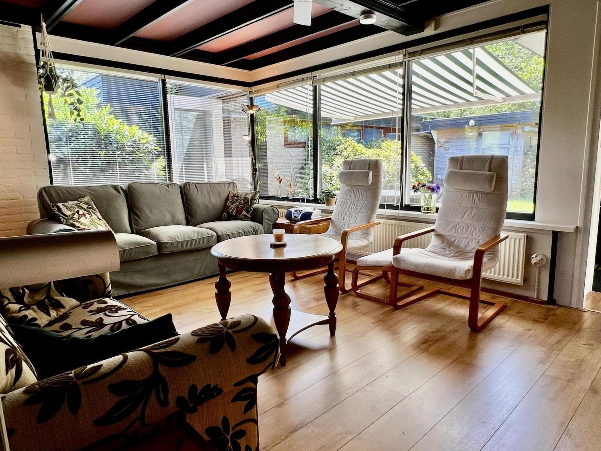 De woonkamer van Wildrijk 092 -"C'est la vie" in Sint Maartenszee