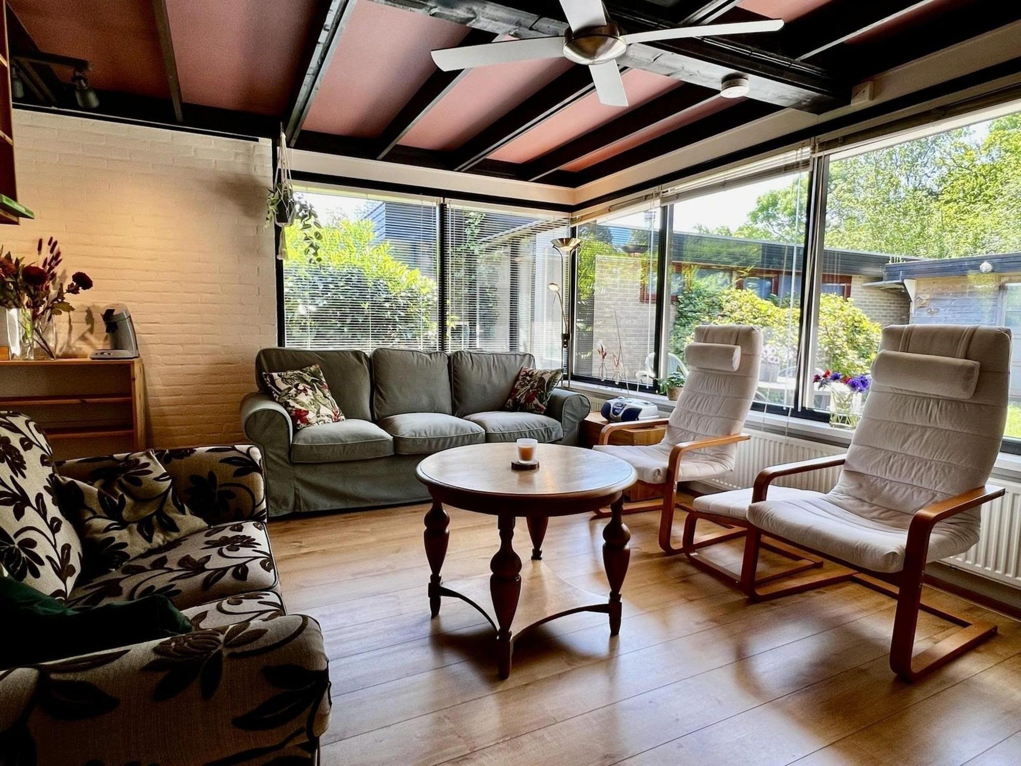 De woonkamer van Wildrijk 092 -"C'est la vie" in Sint Maartenszee