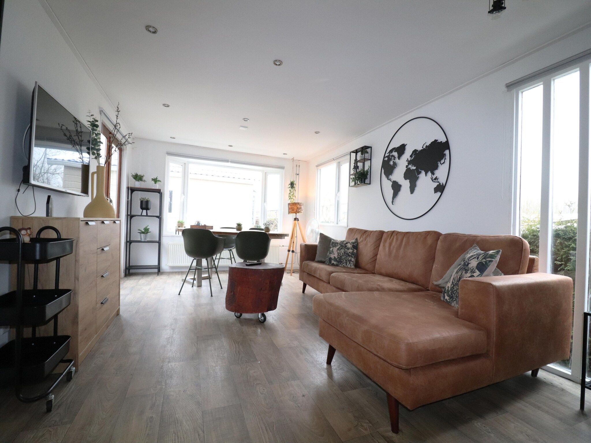 De woonkamer van VT101 in Tzummarum