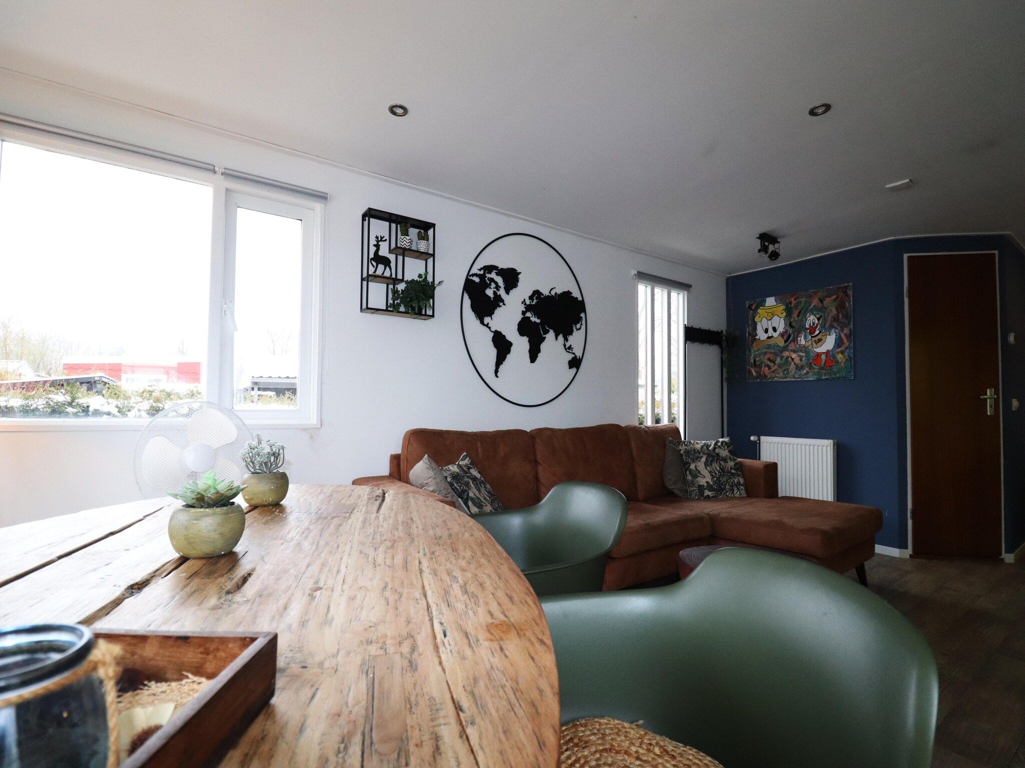 De woonkamer van VT101 in Tzummarum