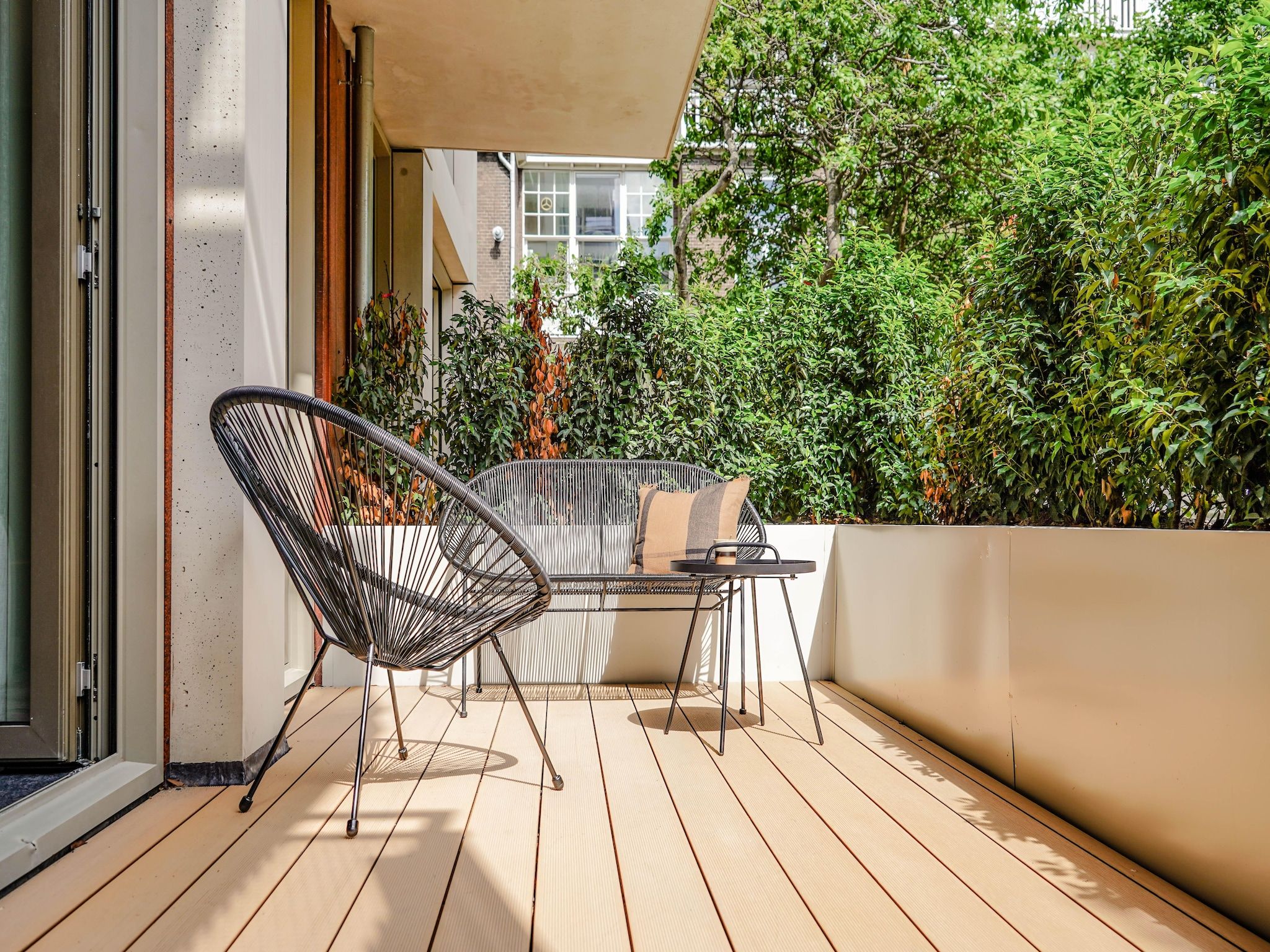 Het terras van Walden 1 in Den Haag