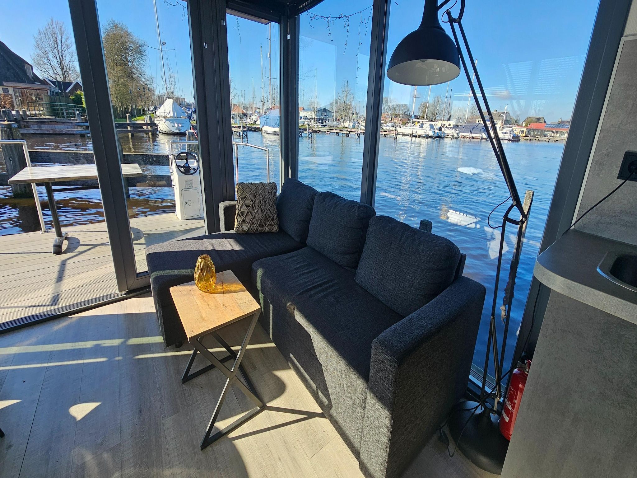 De woonkamer van Waterlodges Heeg 1 in Heeg