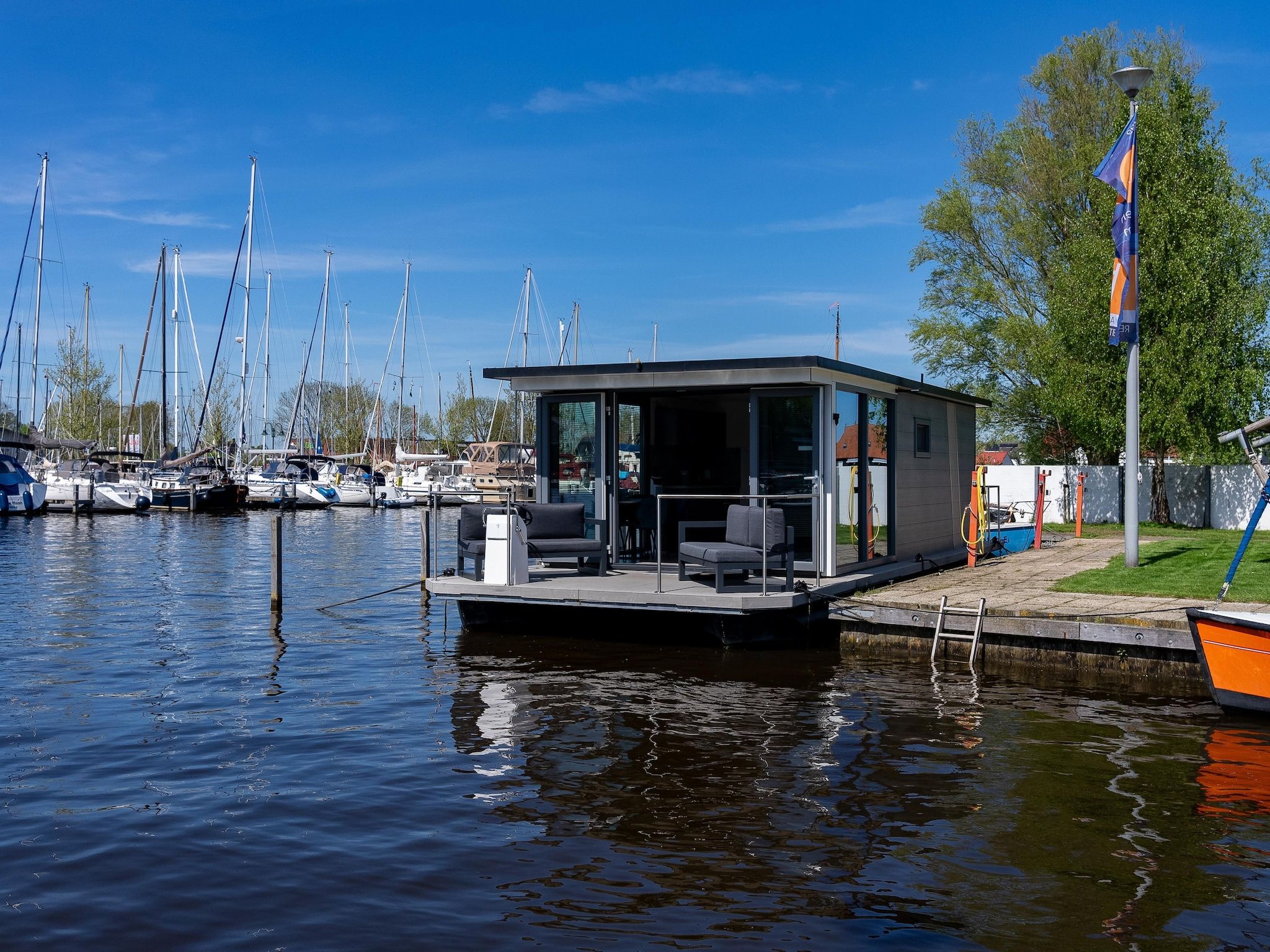 De buitenkant van Waterlodges Heeg 1 in Heeg