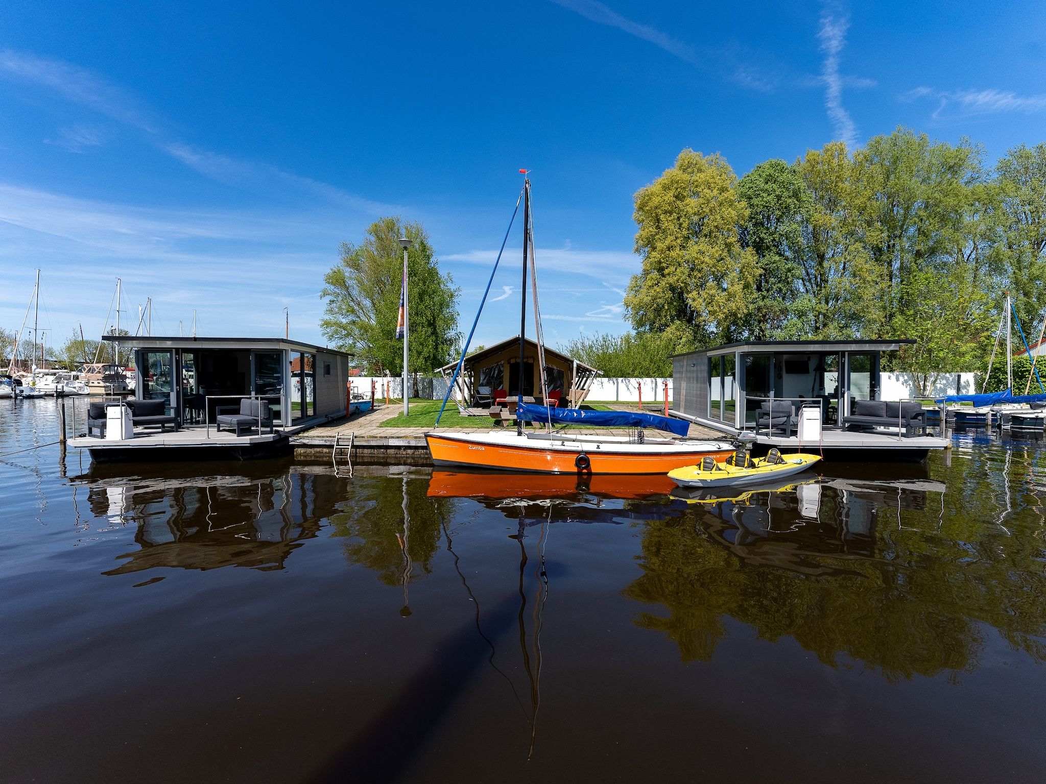 De buitenkant van Waterlodges Heeg 1 in Heeg