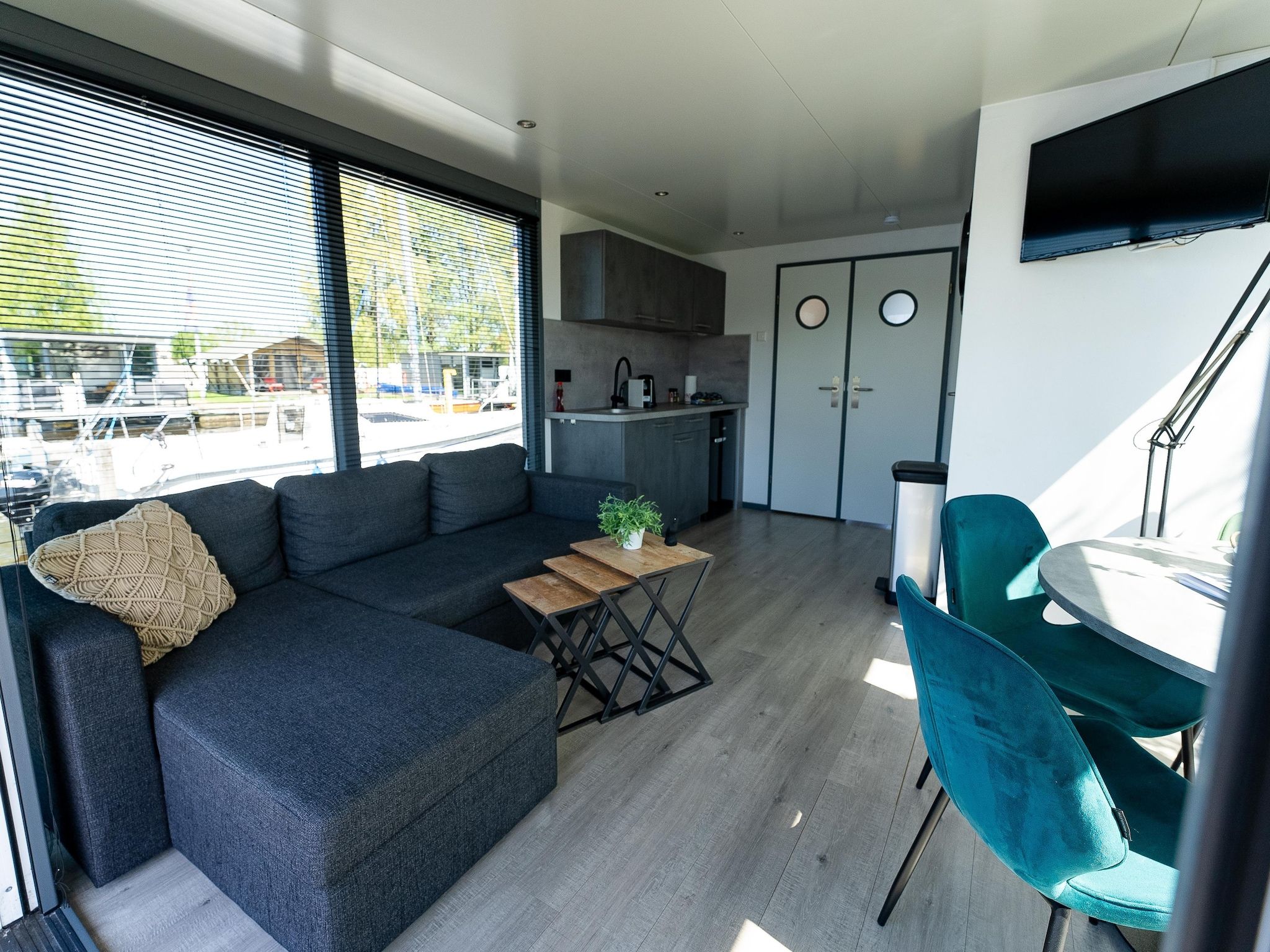 De woonkamer van Waterlodges Heeg 1 in Heeg