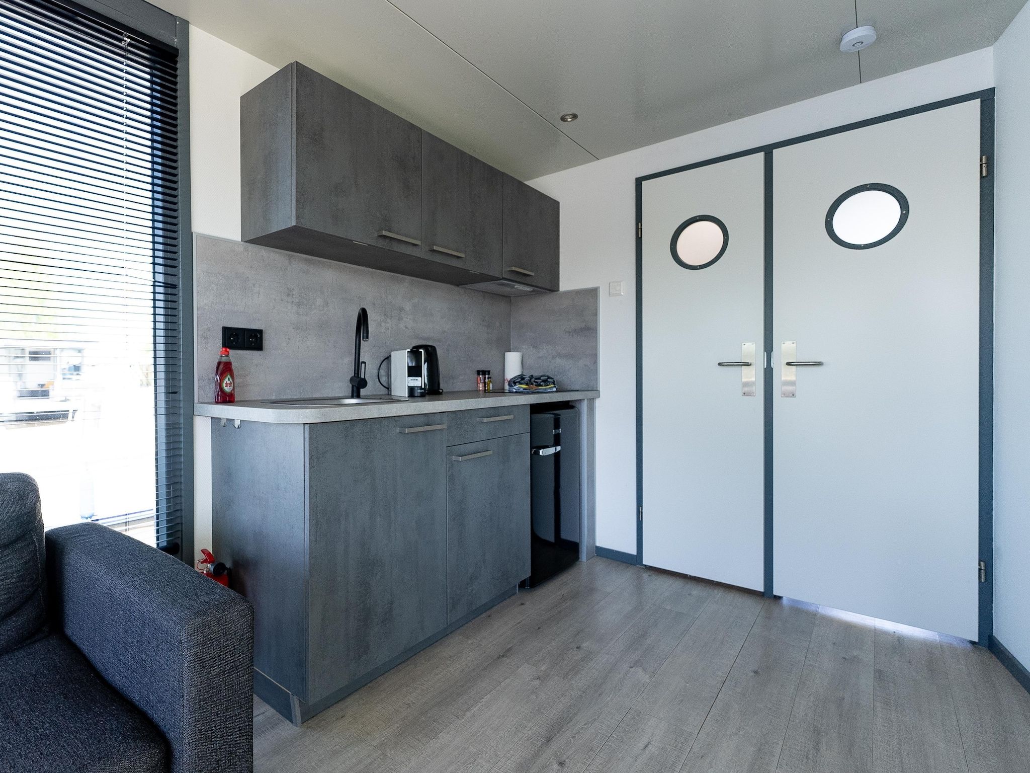 De keuken van Waterlodges Heeg 1 in Heeg