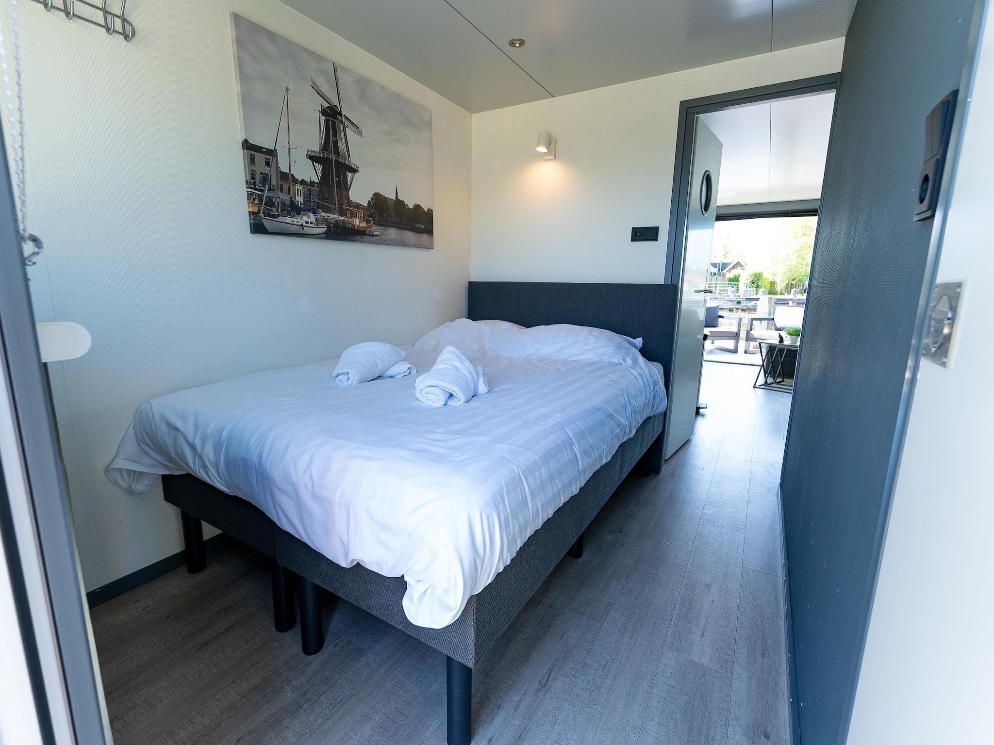 Een slaapkamer van Waterlodges Heeg 1 in Heeg