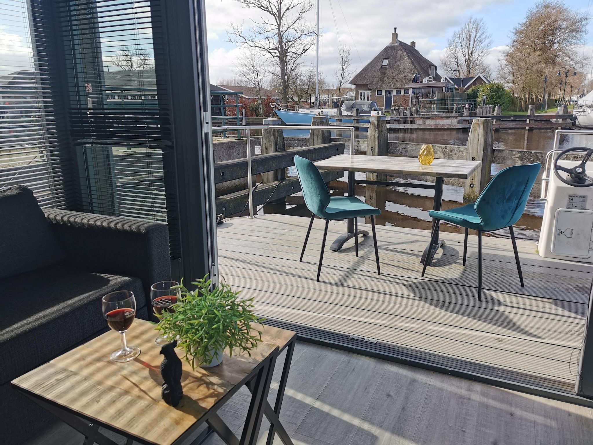 Het terras van Waterlodges Heeg 1 in Heeg