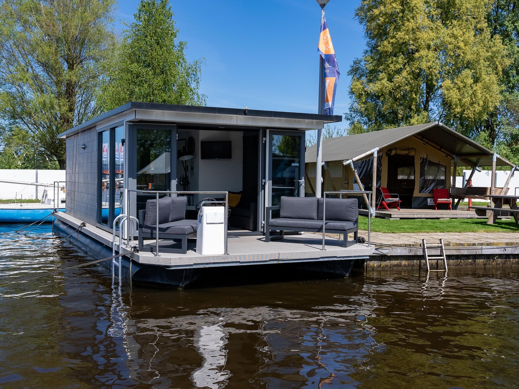 De buitenkant van Waterlodges Heeg 1 in Heeg