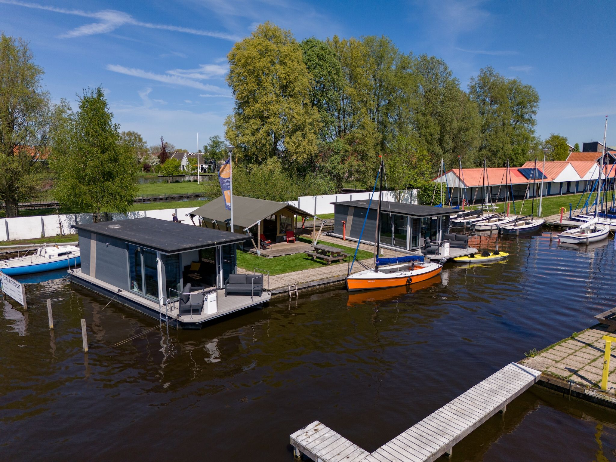 De buitenkant van Waterlodges Heeg 1 in Heeg