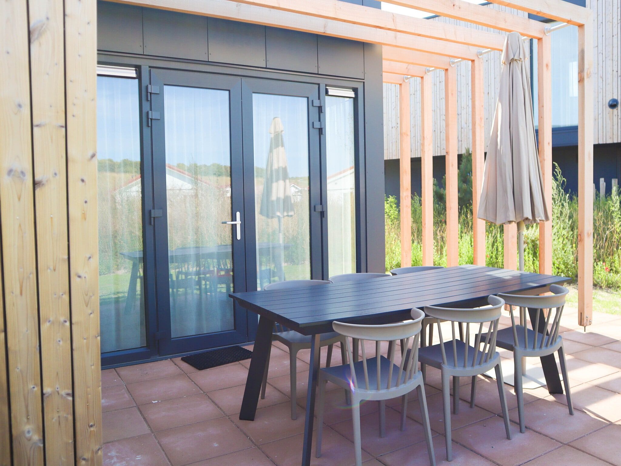 Het terras van Strandpark Vlugtenburg 15 in s Gravenzande