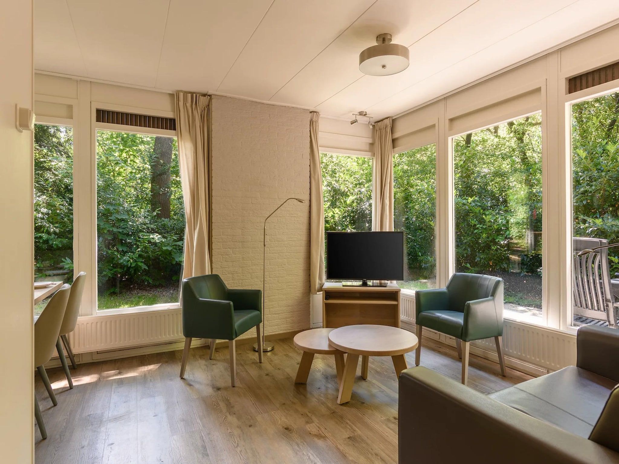 De woonkamer van Bungalow 4C3 in Putten