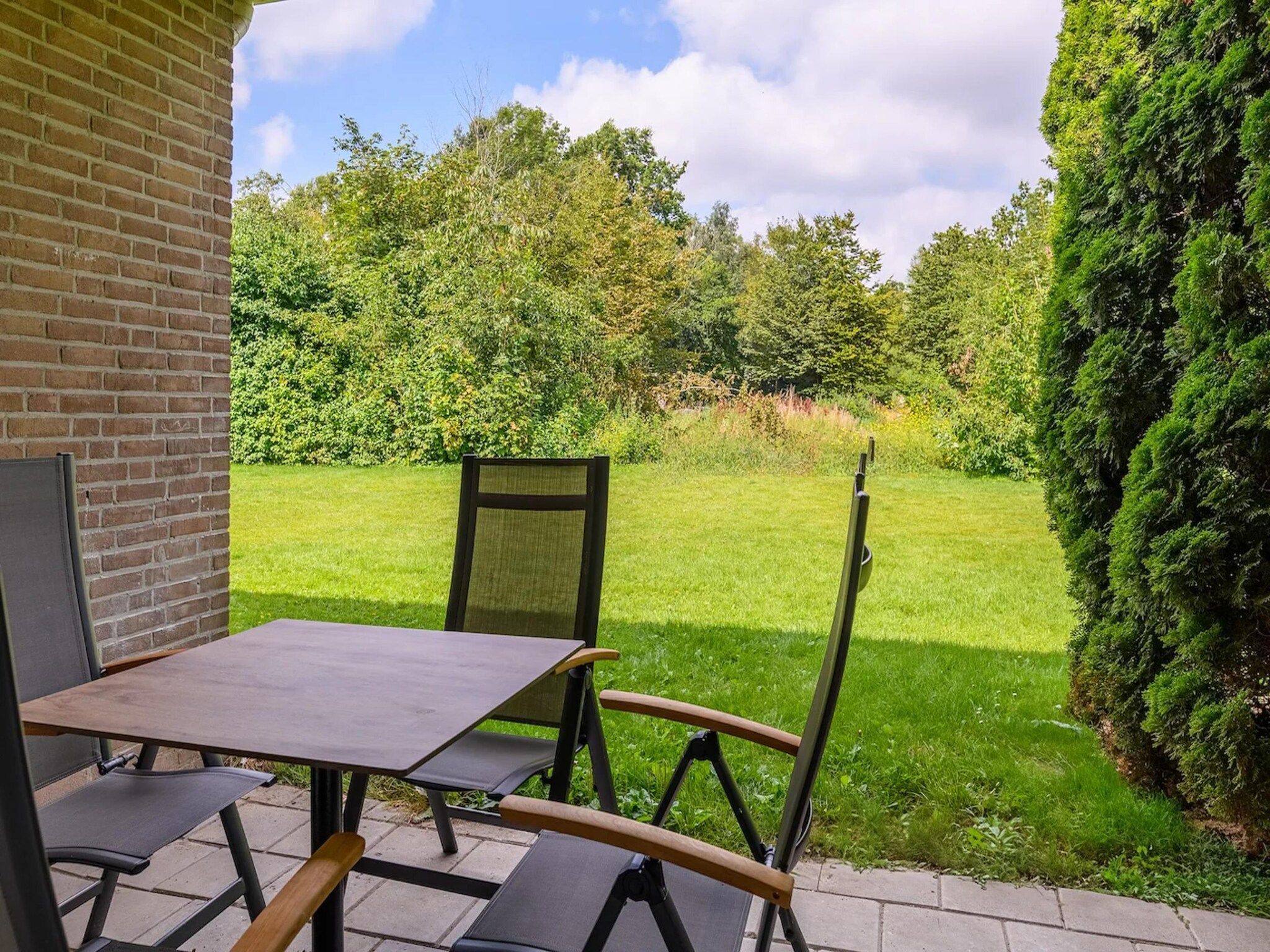 De tuin van Appartement Senno 4 in Bruinisse
