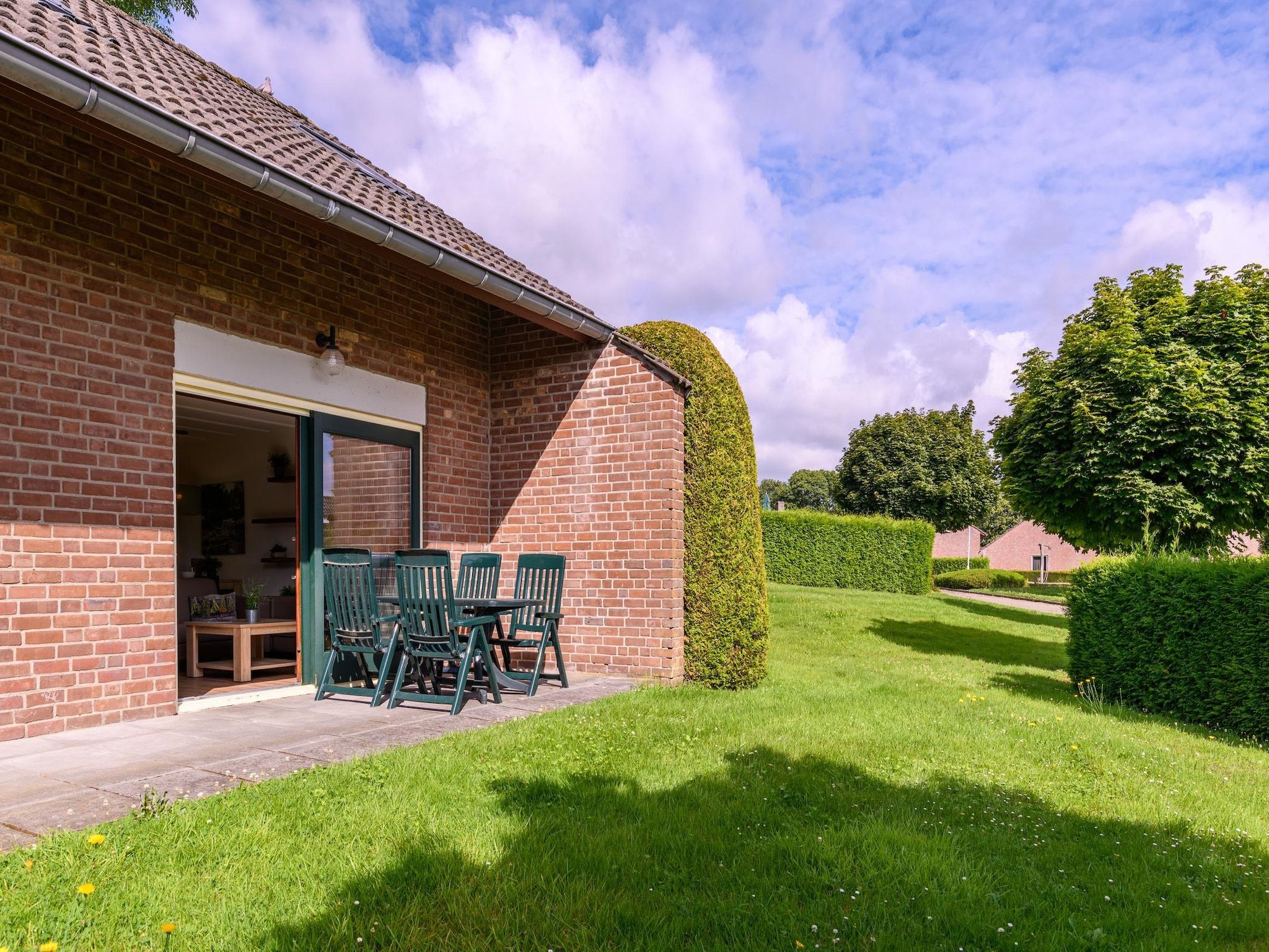 Het terras van Bungalow 4B1 in Vijlen