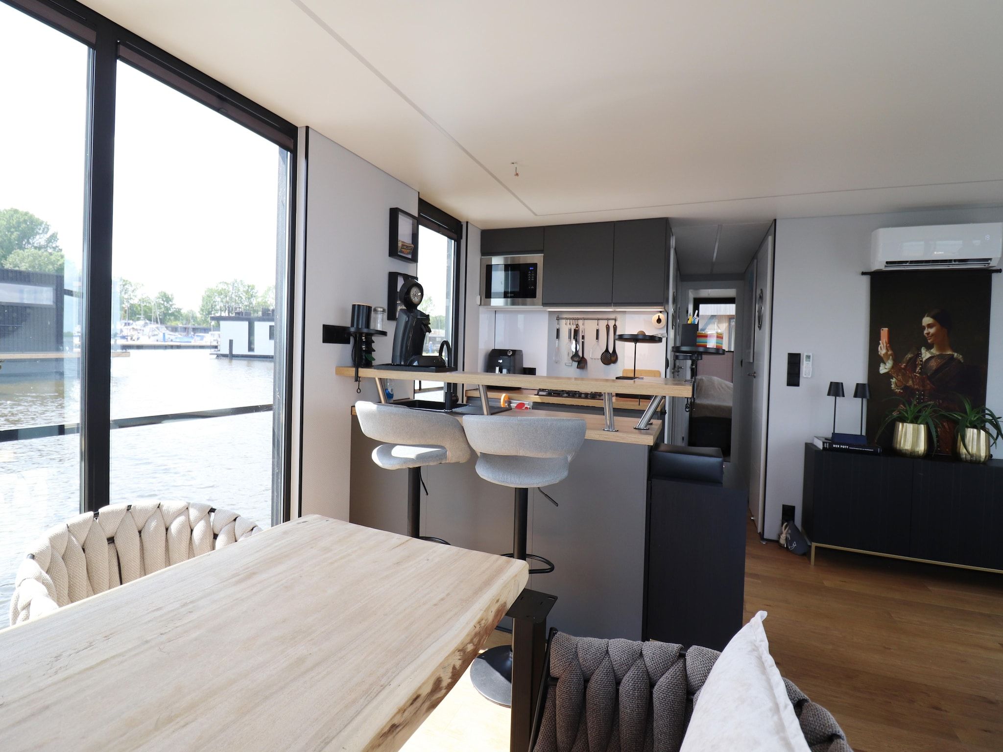 De keuken van Houseboat Kohlenpott in Offingawier