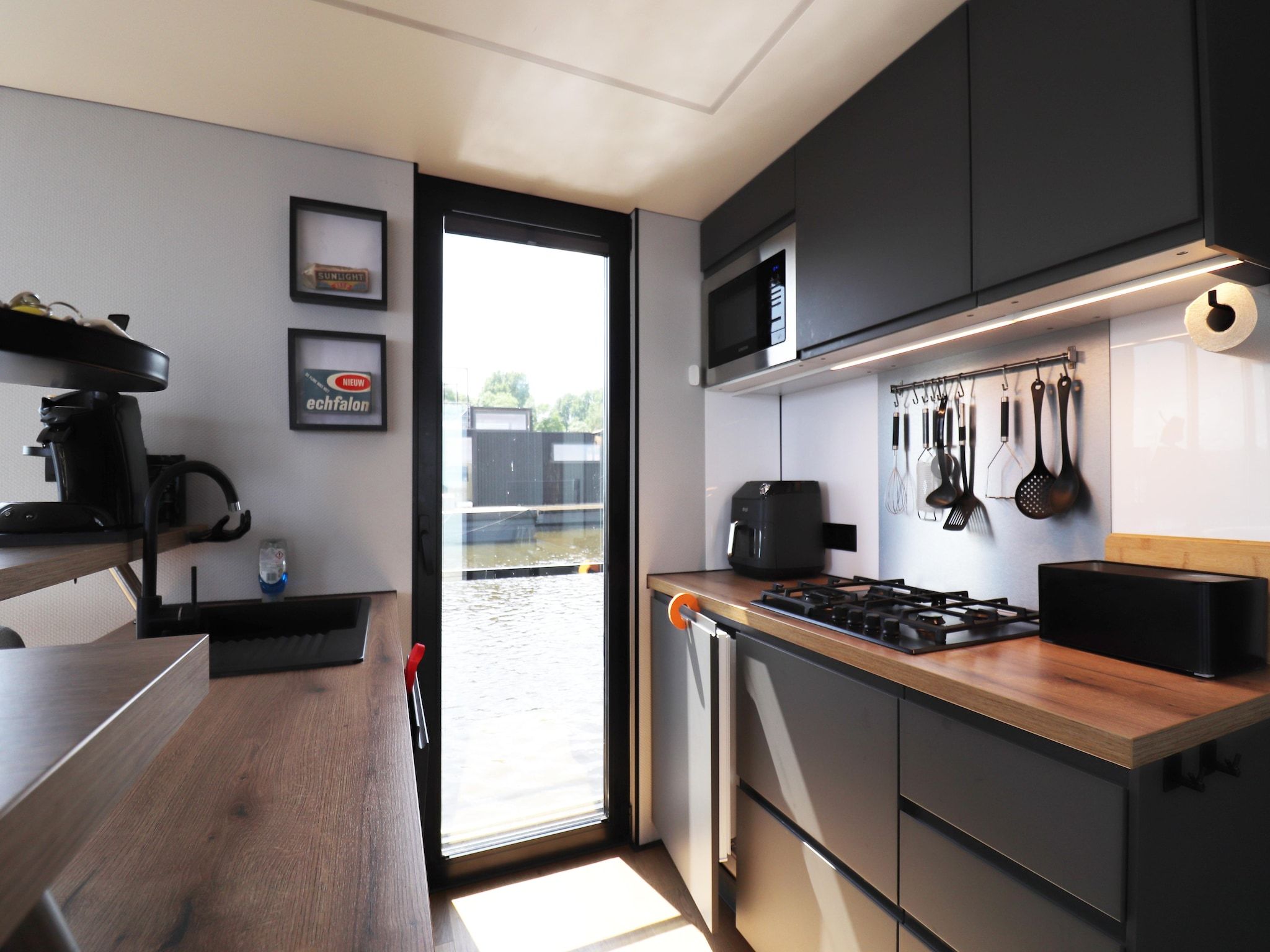 De keuken van Houseboat Kohlenpott in Offingawier