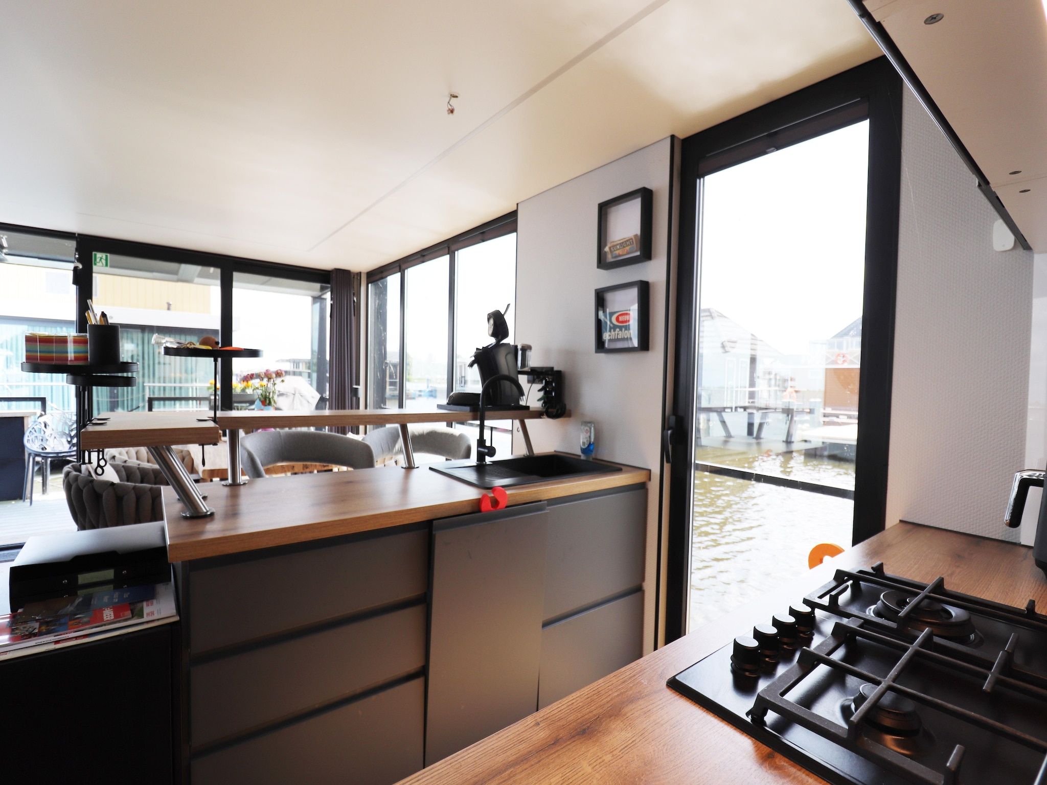 De keuken van Houseboat Kohlenpott in Offingawier