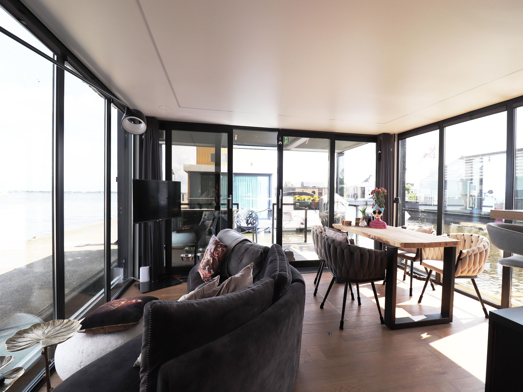 De woonkamer van Houseboat Kohlenpott in Offingawier