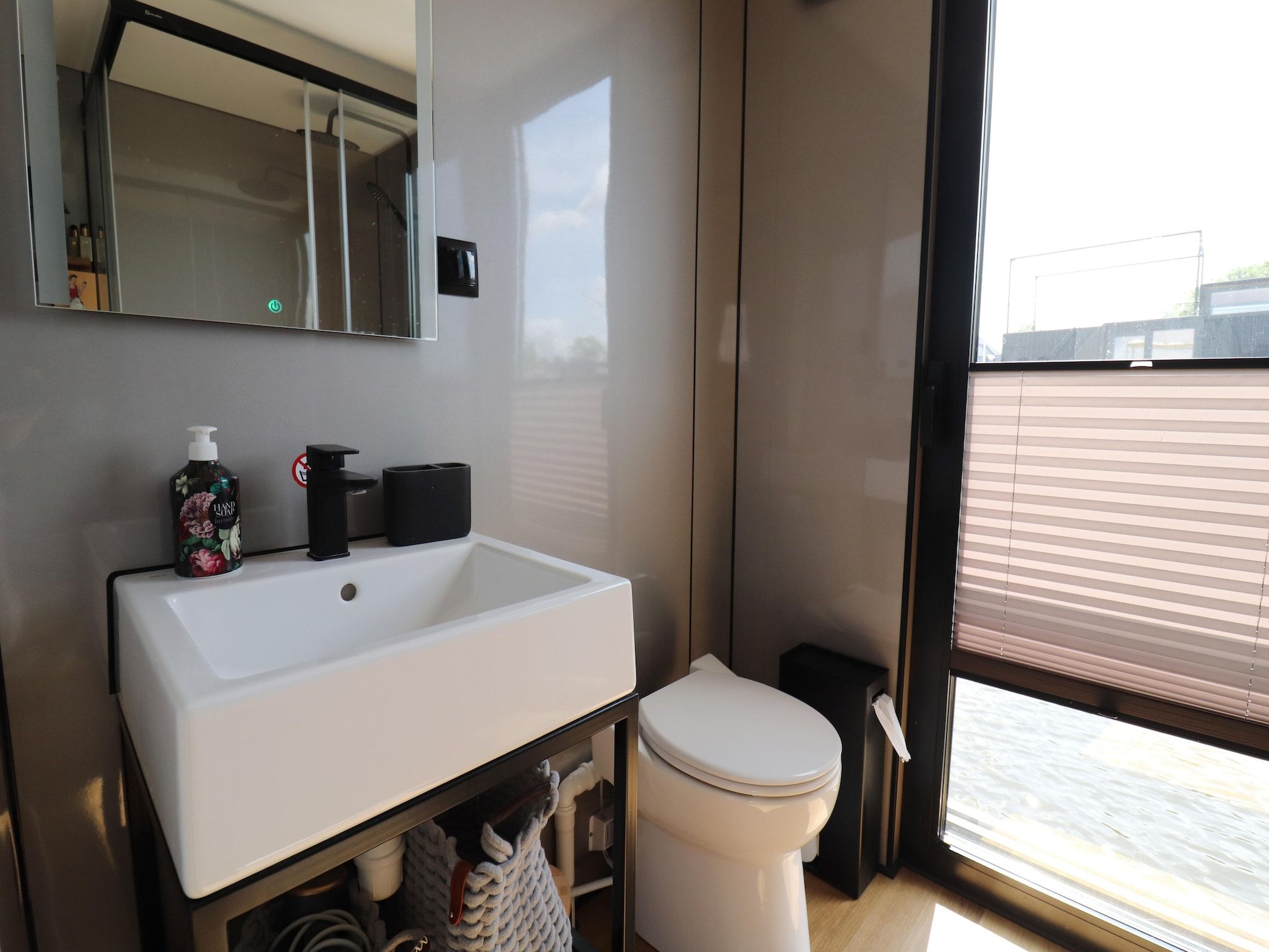 De badkamer van Houseboat Kohlenpott in Offingawier