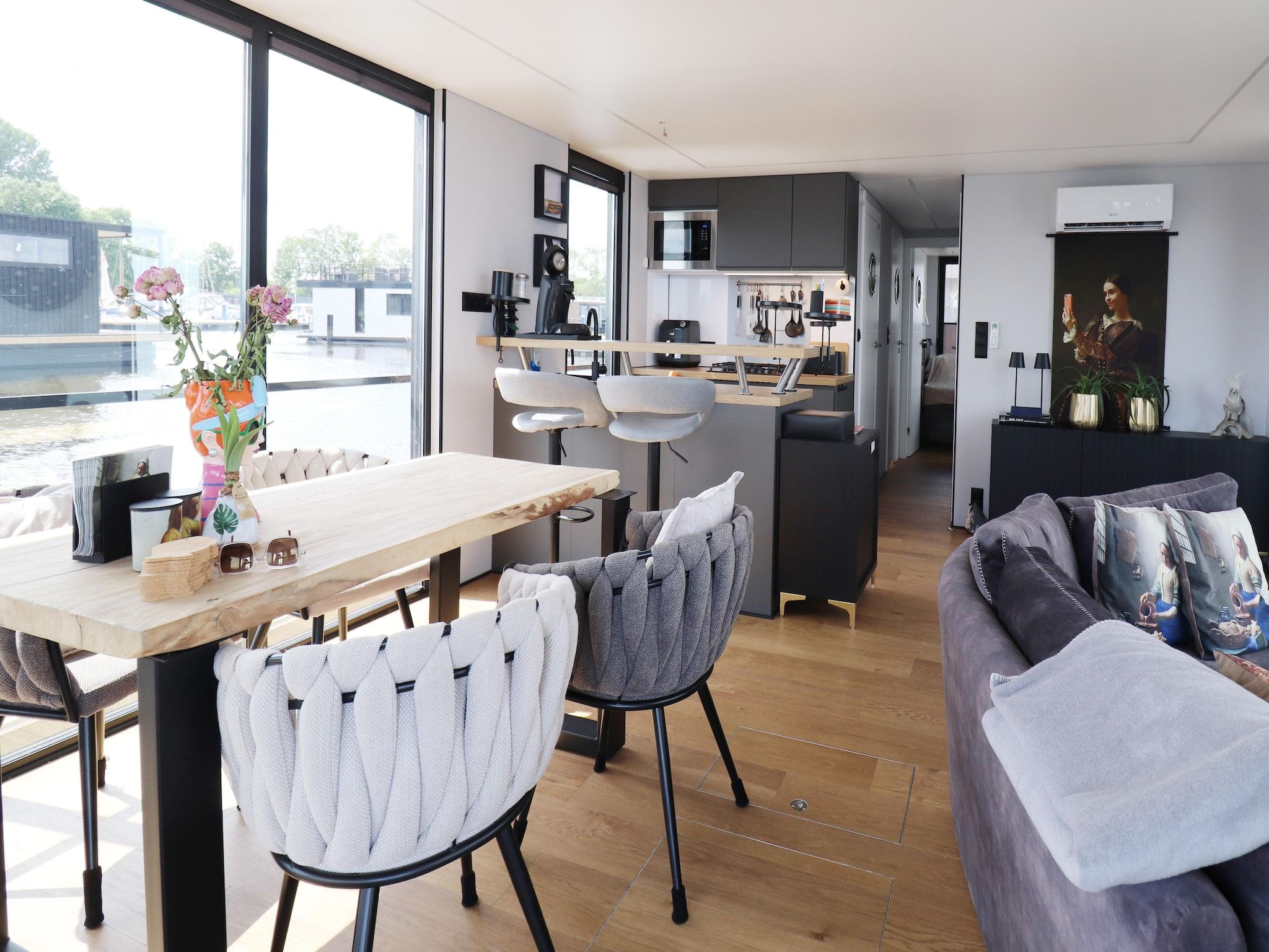 De eetkamer van Houseboat Kohlenpott in Offingawier