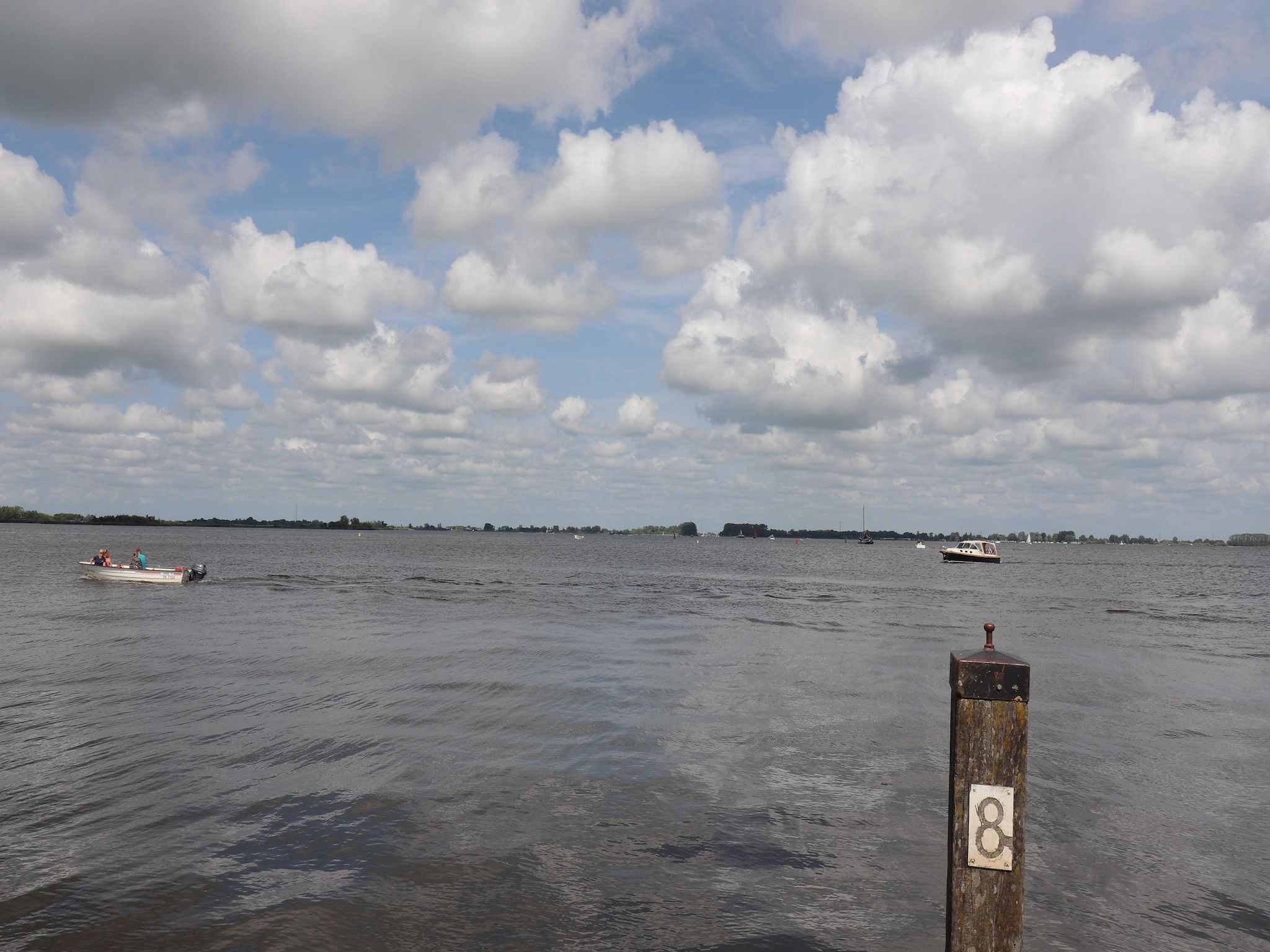 Het uitzicht vanaf Houseboat Kohlenpott in Offingawier