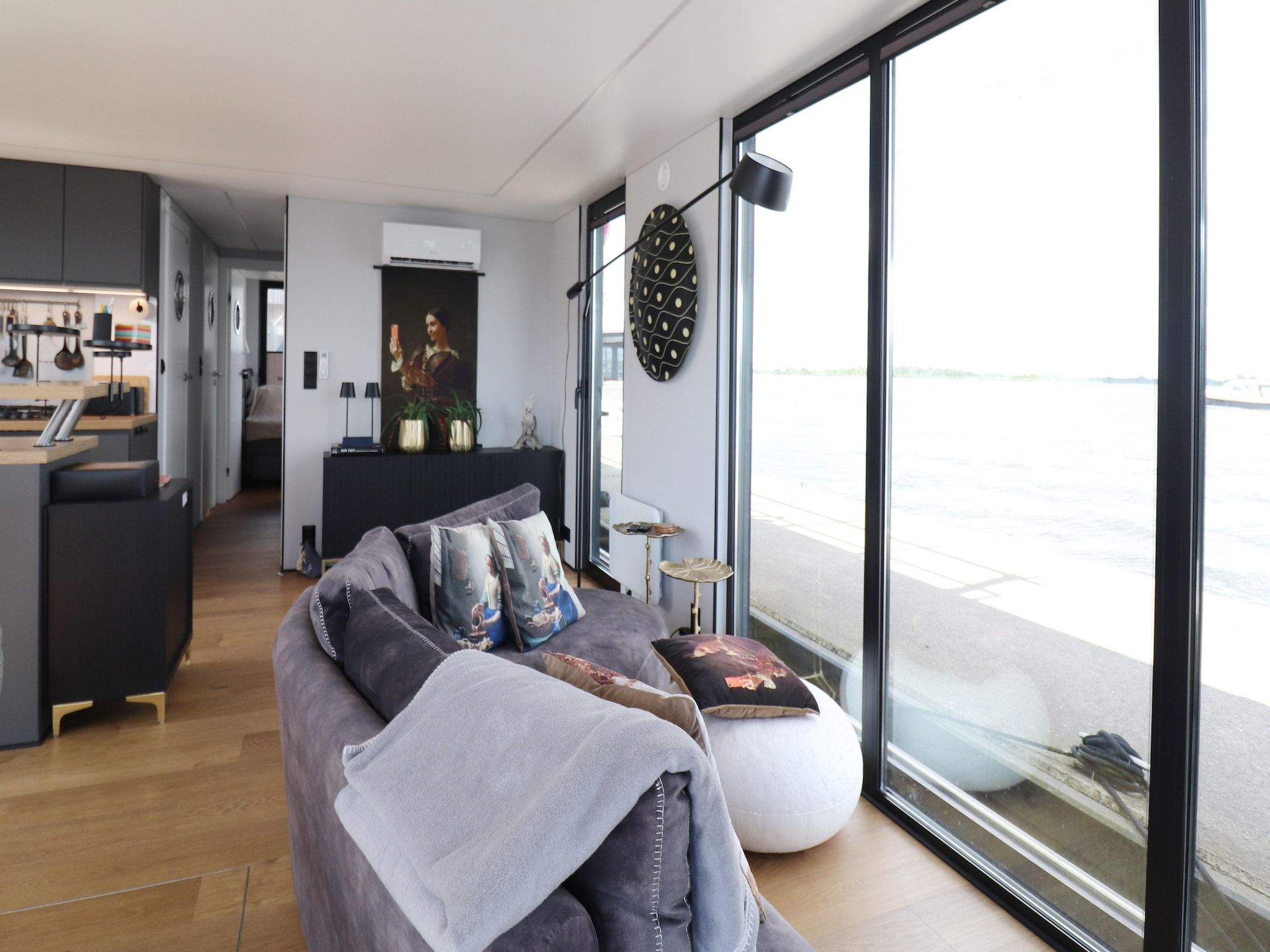 De woonkamer van Houseboat Kohlenpott in Offingawier