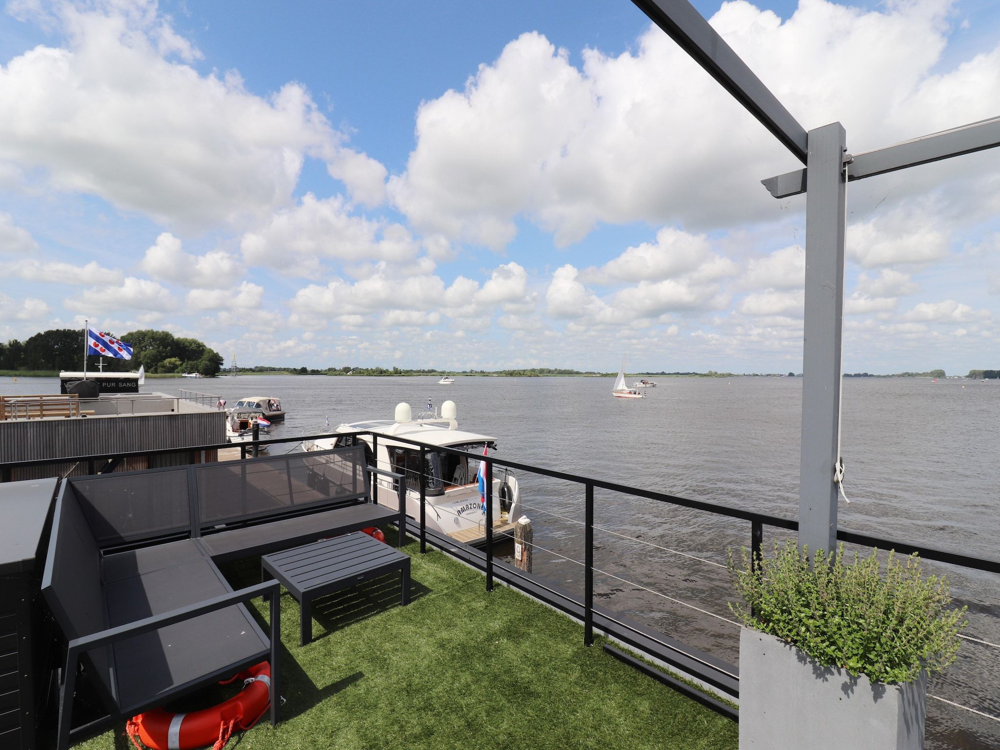 Het terras van Houseboat Kohlenpott in Offingawier