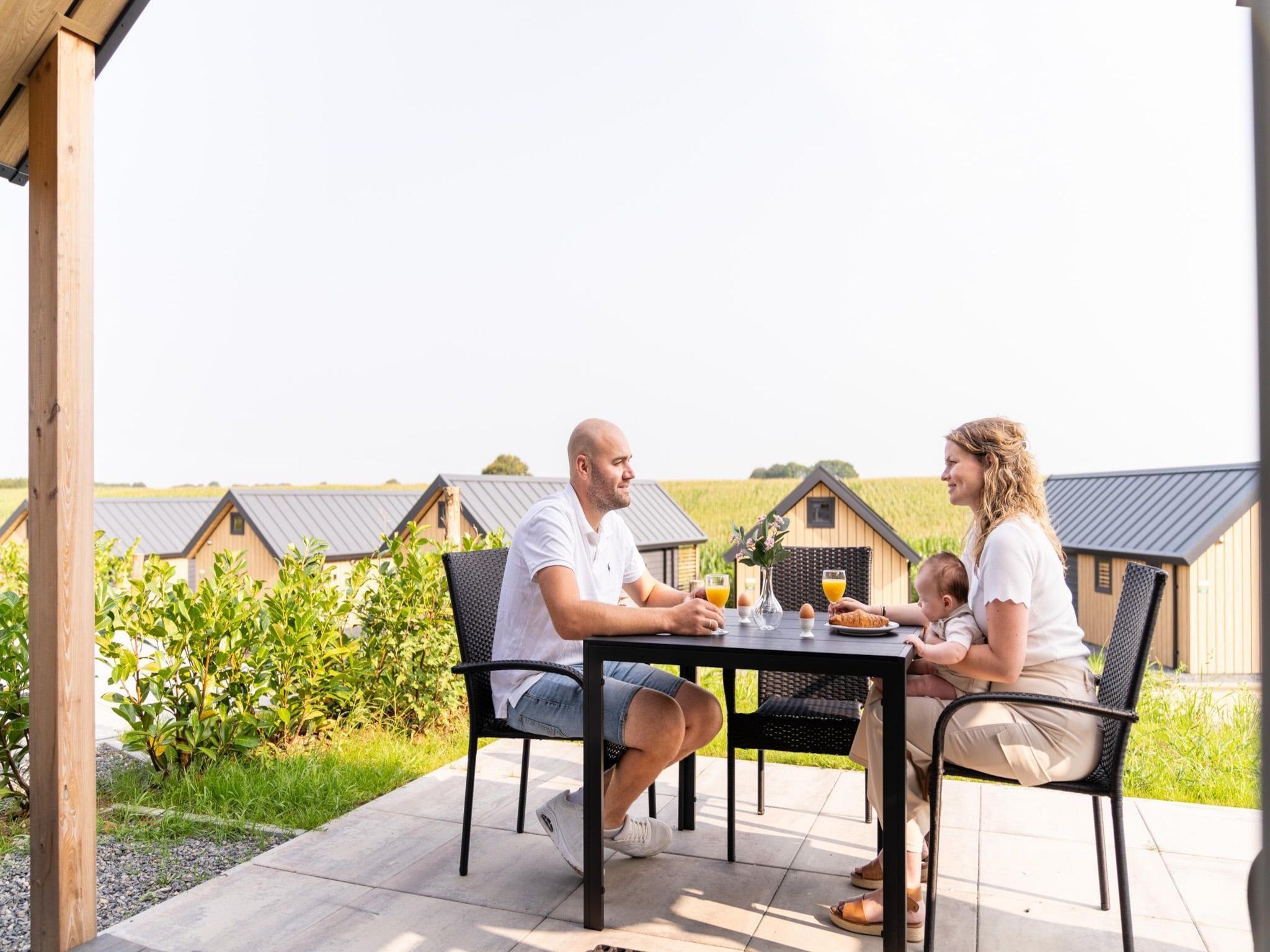 Het terras van Berg Lodge in Bemelen