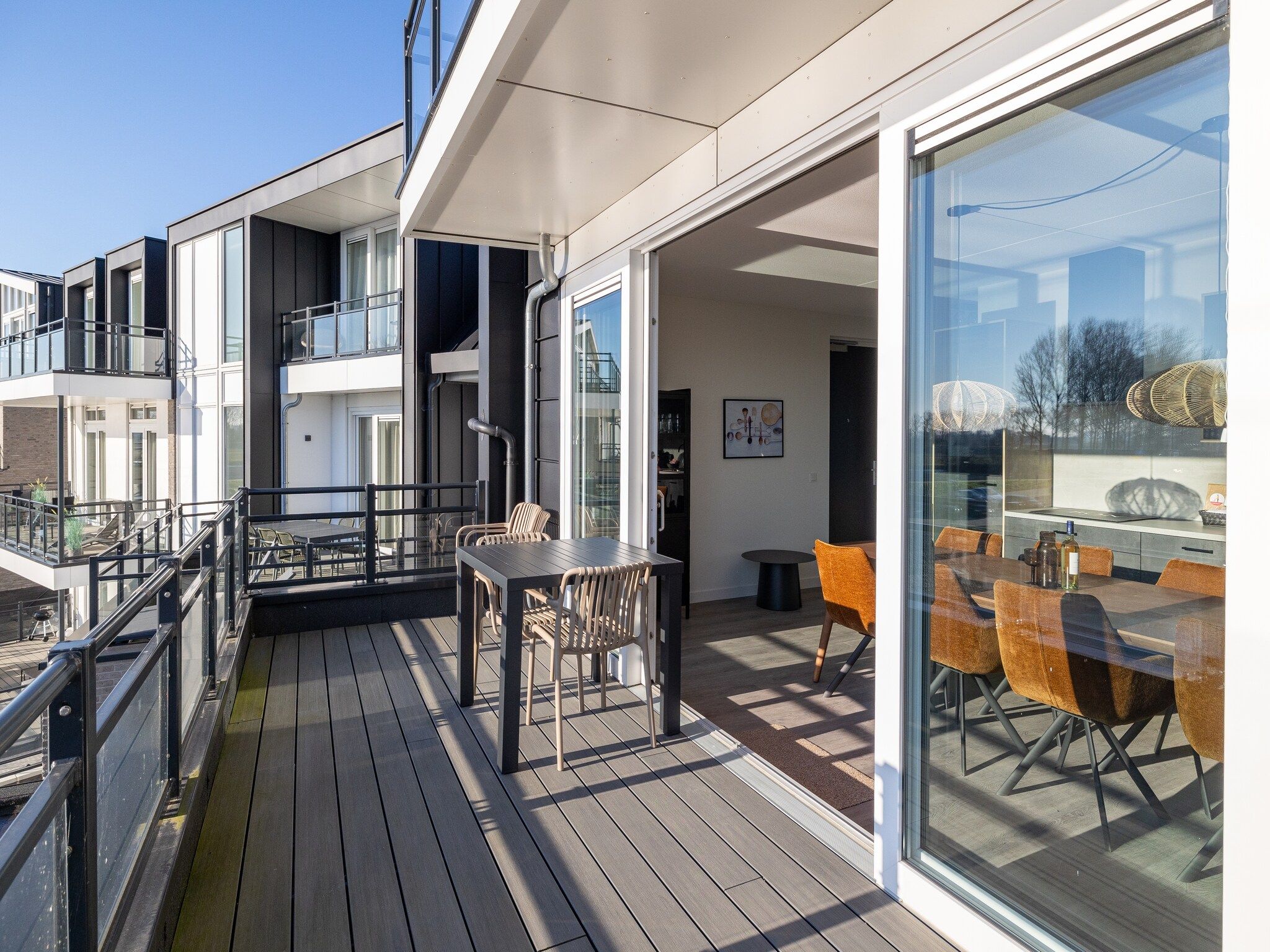 Het terras van Appartement Vista Maris 'Haus am See' - Havenweg 8-30  Sint-Annaland in Sint-Annaland