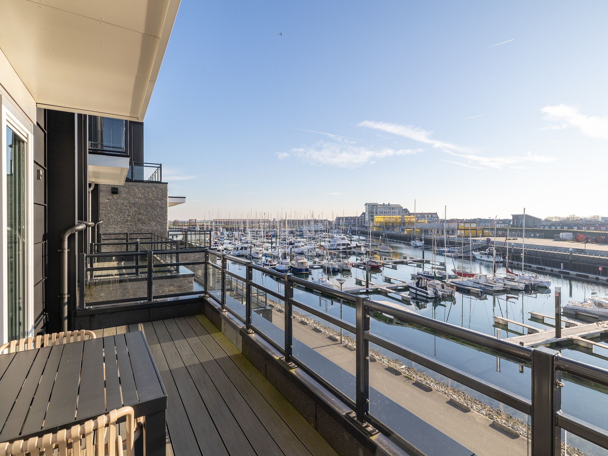 Het terras van Appartement Vista Maris 'Haus am See' - Havenweg 8-30  Sint-Annaland in Sint-Annaland