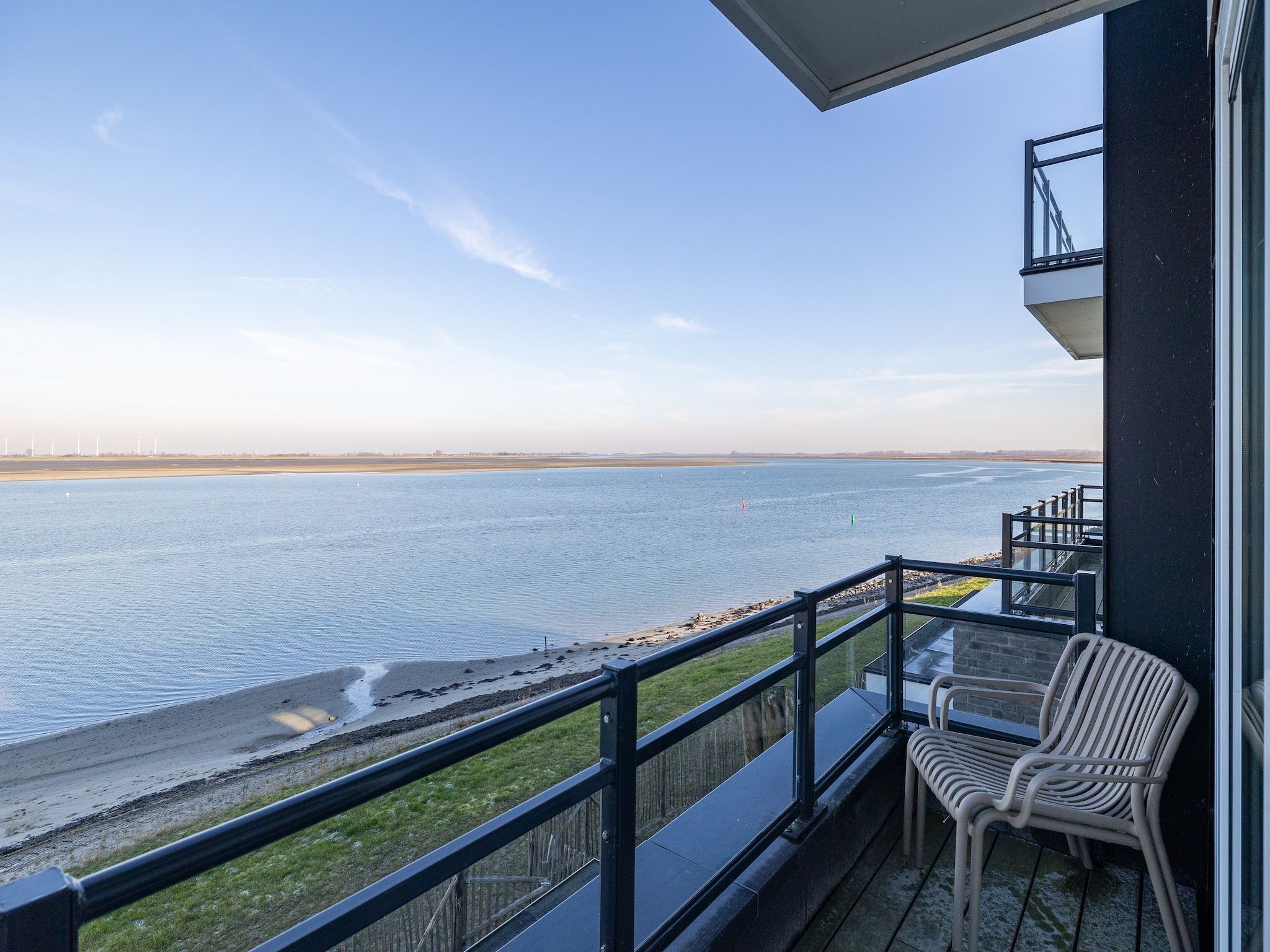 Het uitzicht vanaf Appartement Vista Maris 'Haus am See' - Havenweg 8-30  Sint-Annaland in Sint-Annaland