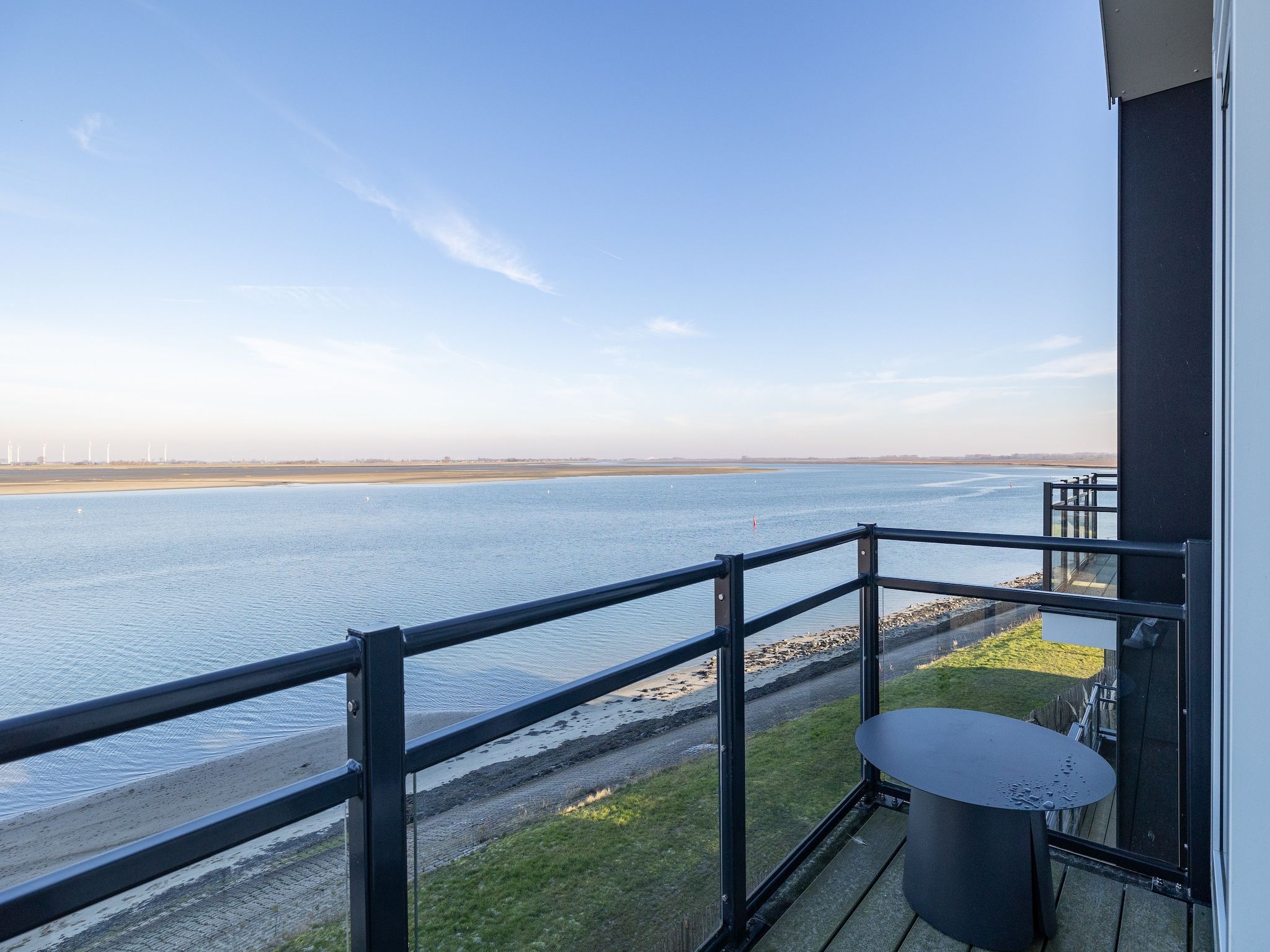 Het uitzicht vanaf Appartement Vista Maris 'Haus am See' - Havenweg 8-30  Sint-Annaland in Sint-Annaland