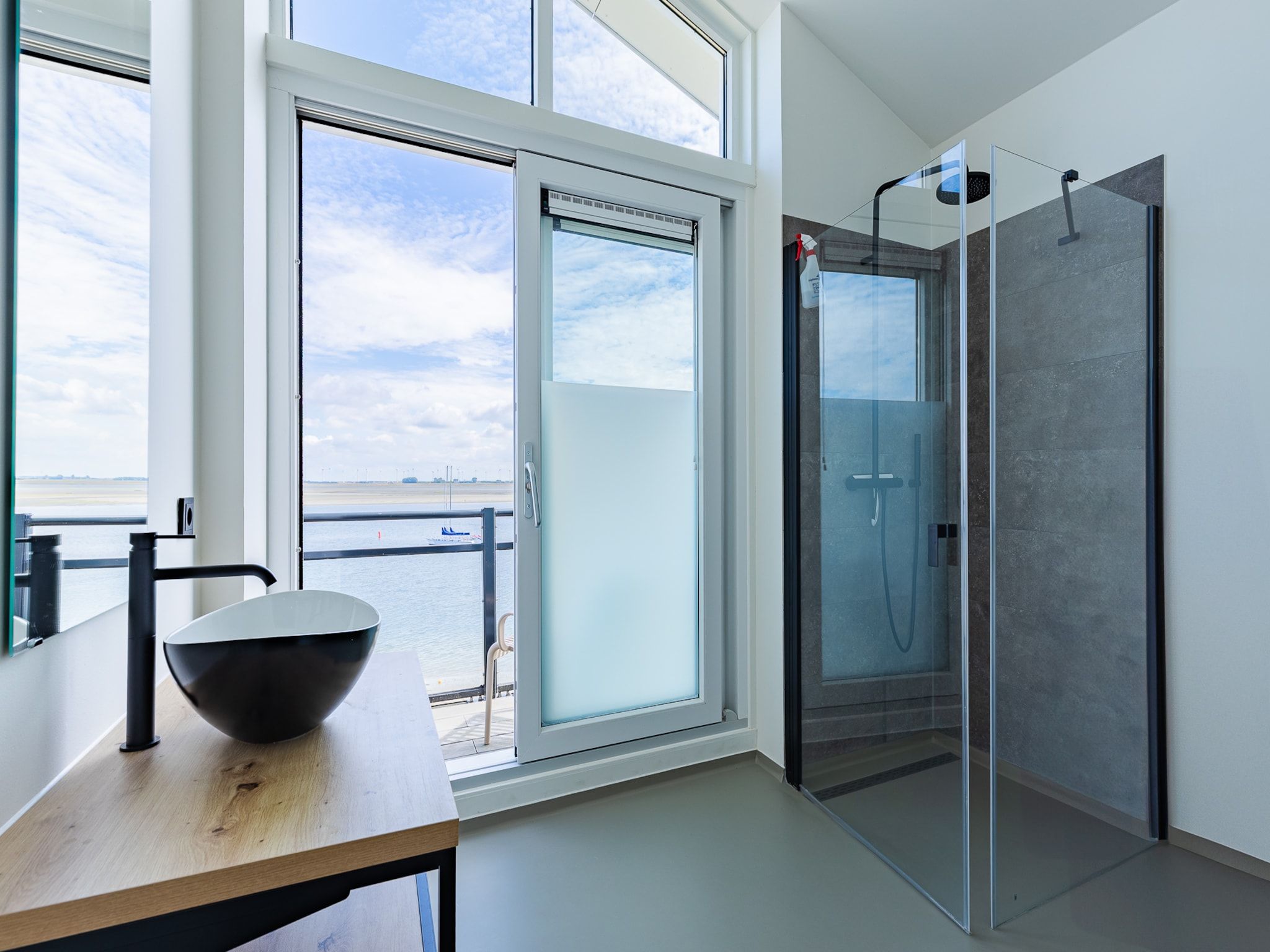 Het terras van Appartement Vista Maris 'Haus am See' - Havenweg 8-30  Sint-Annaland in Sint-Annaland