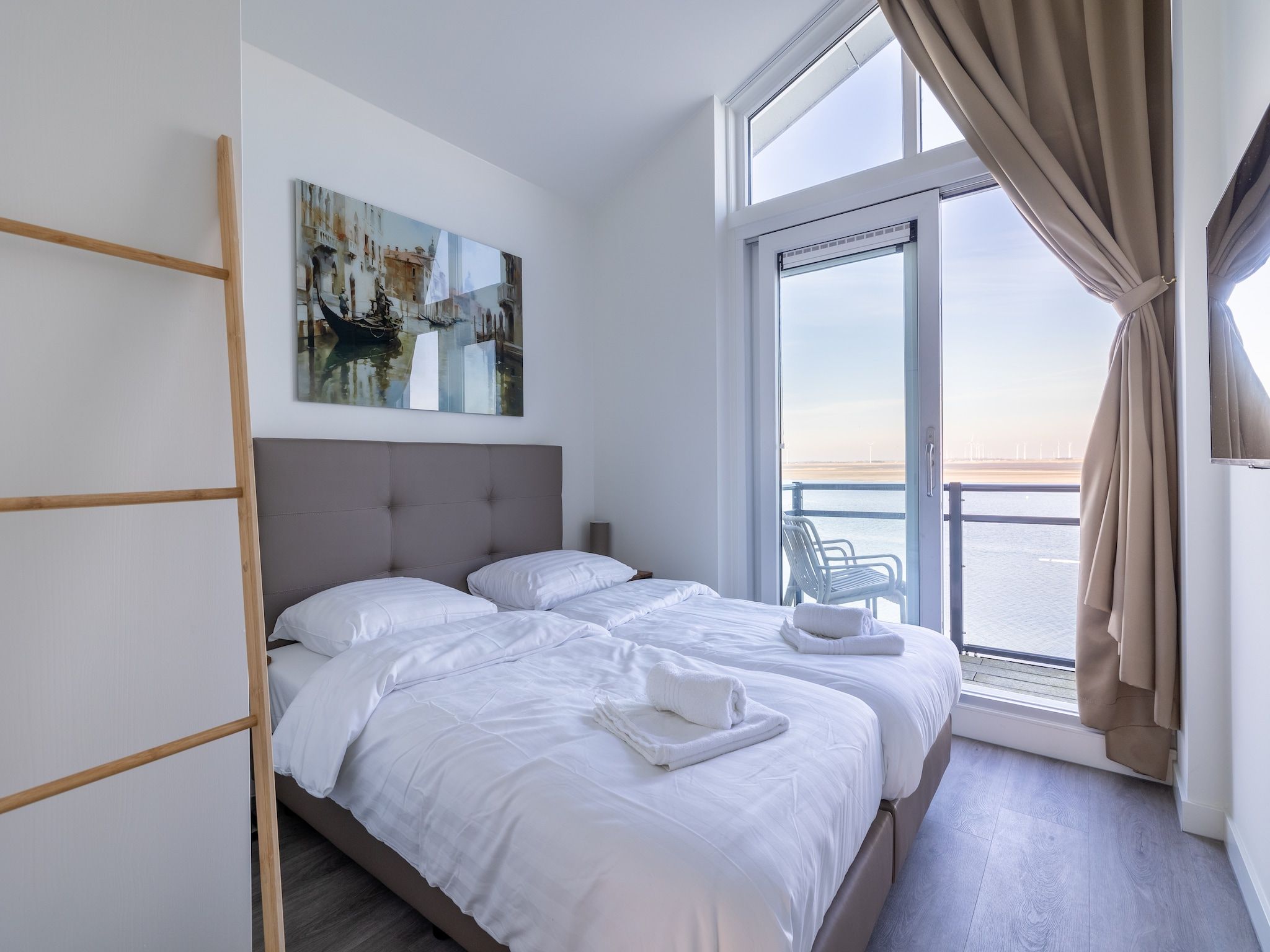 Een slaapkamer van Appartement Vista Maris 'Haus am See' - Havenweg 8-30  Sint-Annaland in Sint-Annaland