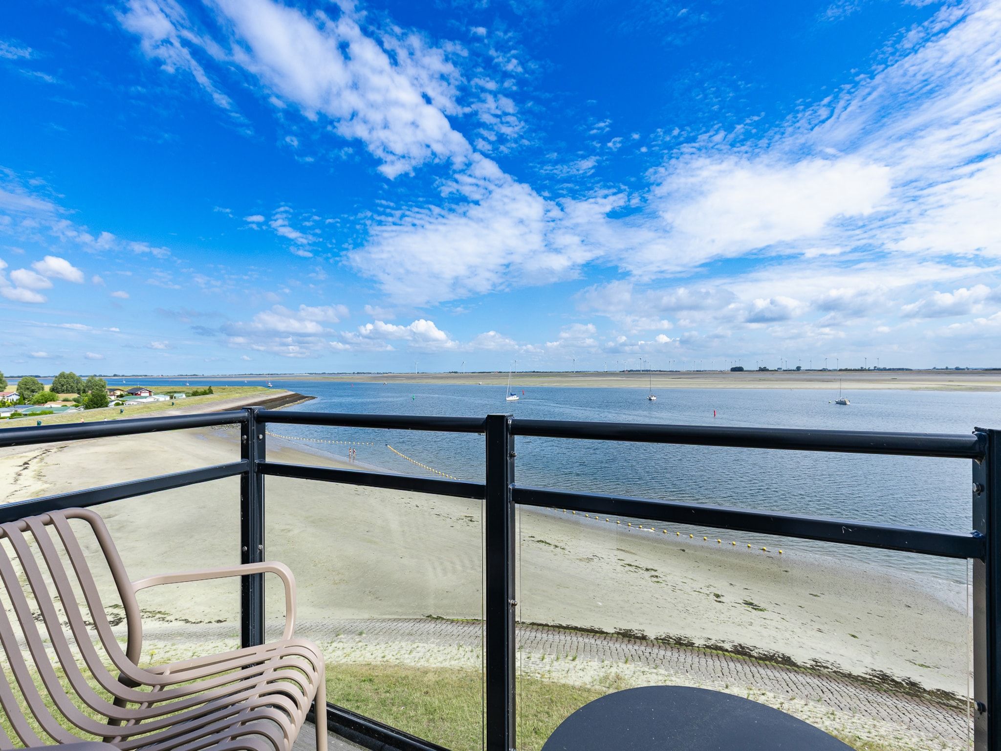 Het terras van Appartement Vista Maris 'Haus am See' - Havenweg 8-30  Sint-Annaland in Sint-Annaland