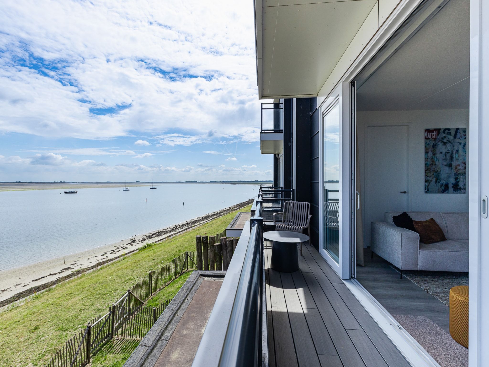 De buitenkant van Appartement Vista Maris 'Haus am See' - Havenweg 8-30  Sint-Annaland in Sint-Annaland