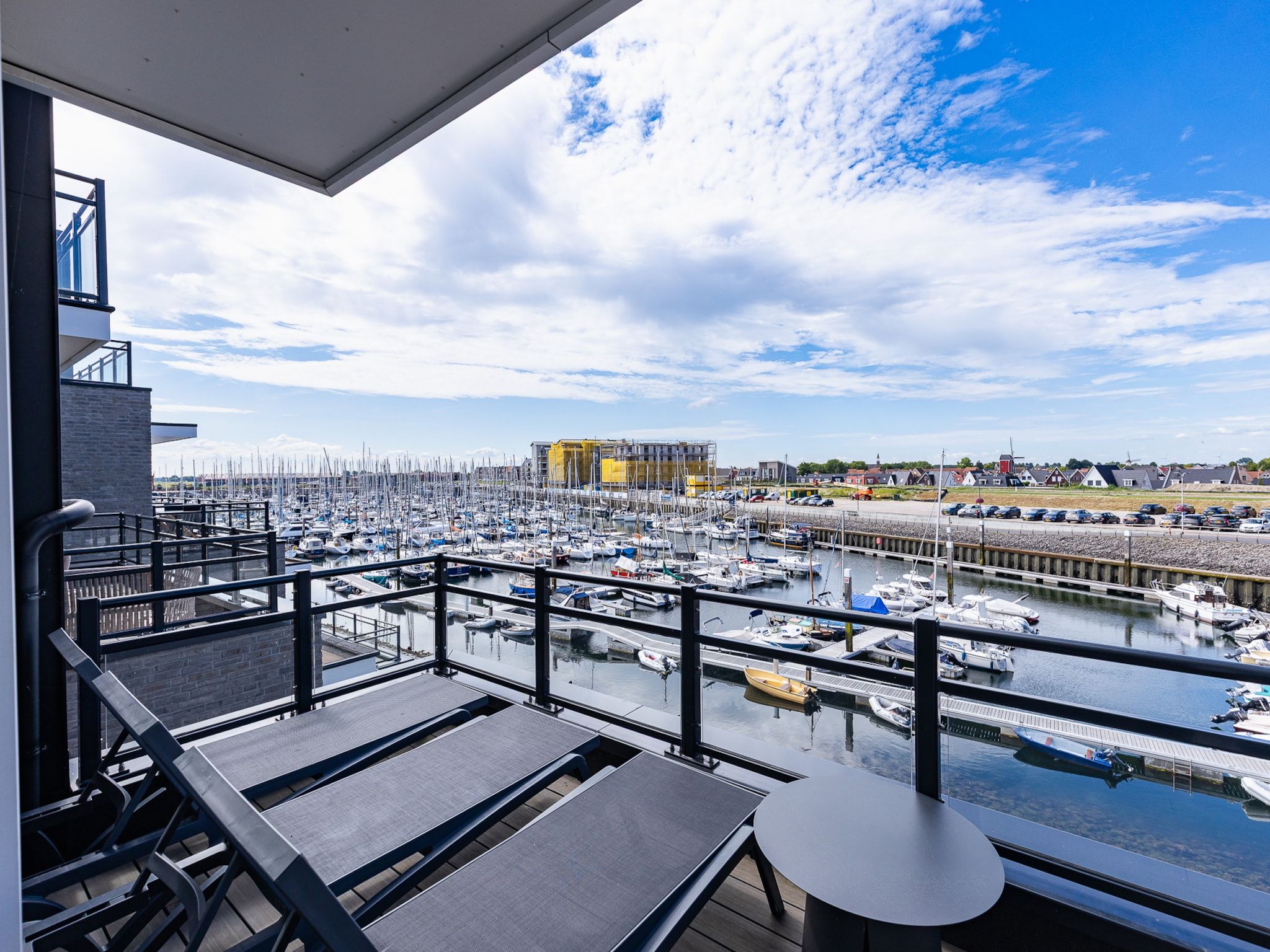 Het terras van Appartement Vista Maris 'Haus am See' - Havenweg 8-30  Sint-Annaland in Sint-Annaland