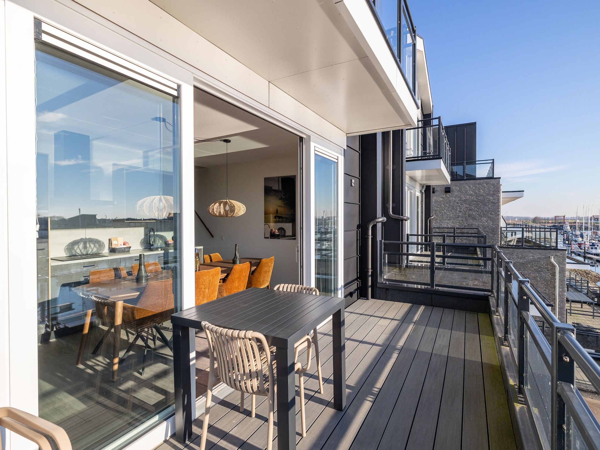 Het terras van Appartement Vista Maris 'Haus am See' - Havenweg 8-30  Sint-Annaland in Sint-Annaland