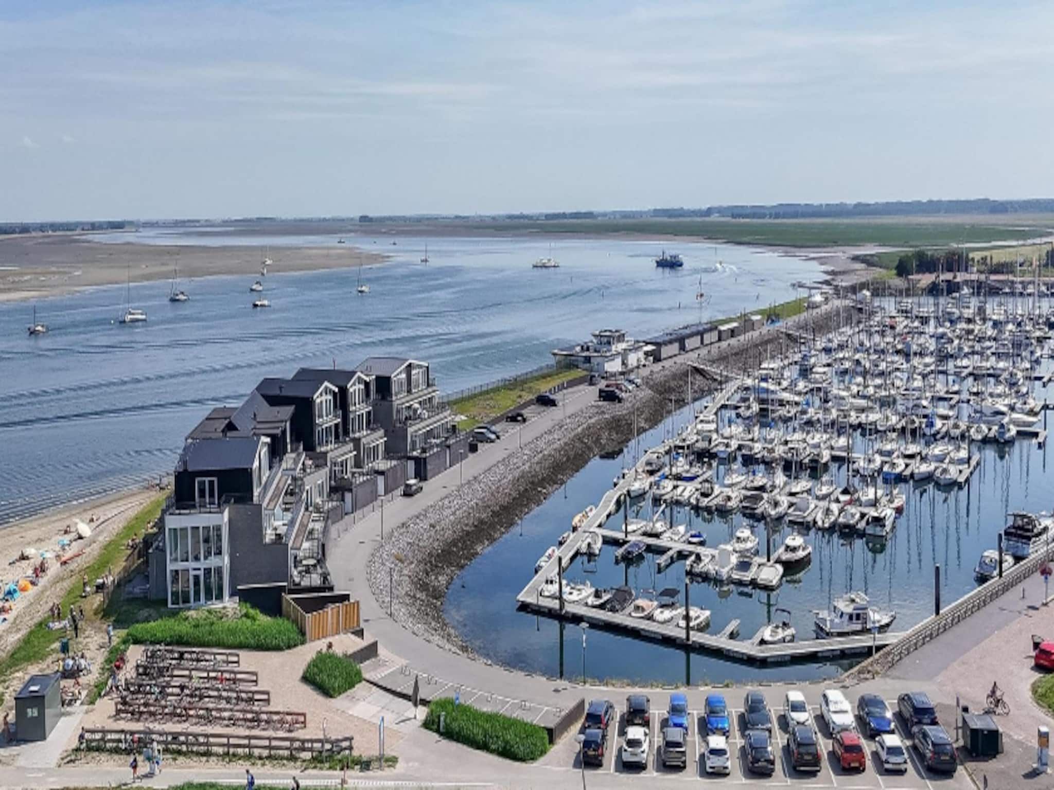 De buitenkant van Appartement Vista Maris 'Haus am See' - Havenweg 8-30  Sint-Annaland in Sint-Annaland