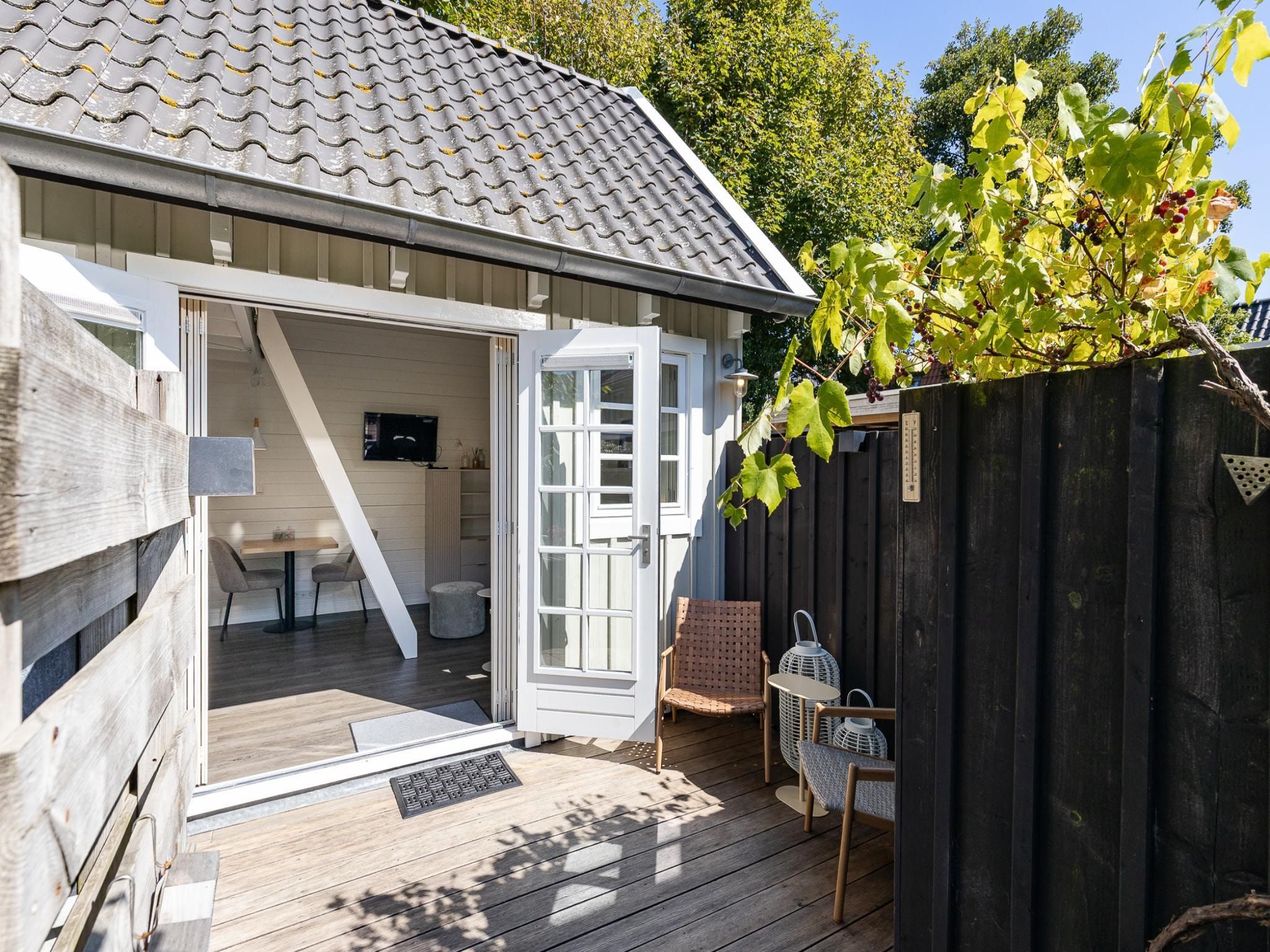 De tuin van Lijsterhofstraat 13 - Knusse vakantiewoning nabij strand en centrum in Domburg