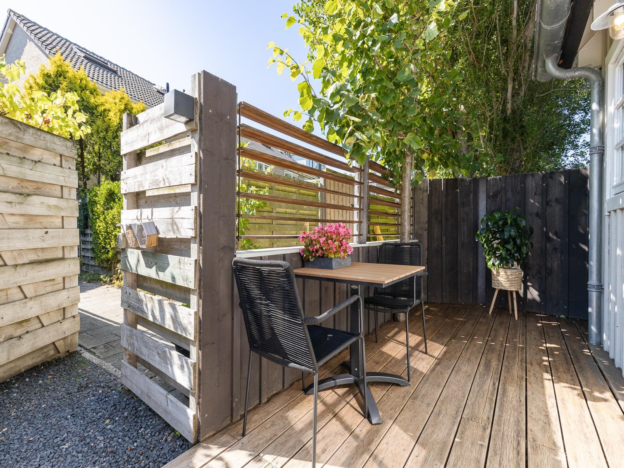 De tuin van Lijsterhofstraat 13 - Knusse vakantiewoning nabij strand en centrum in Domburg