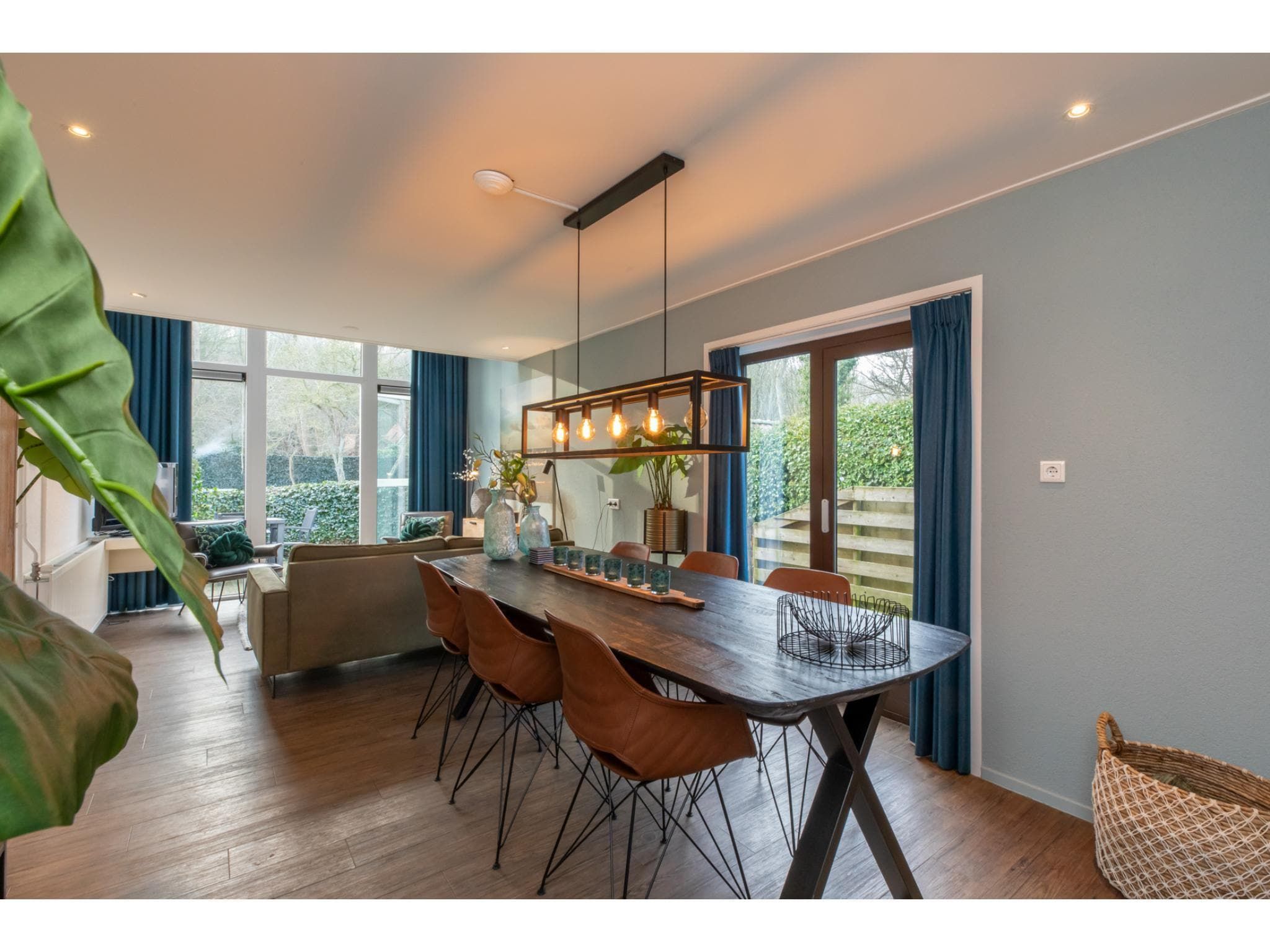 De woonkamer van WoesteHoeve in Biggekerke