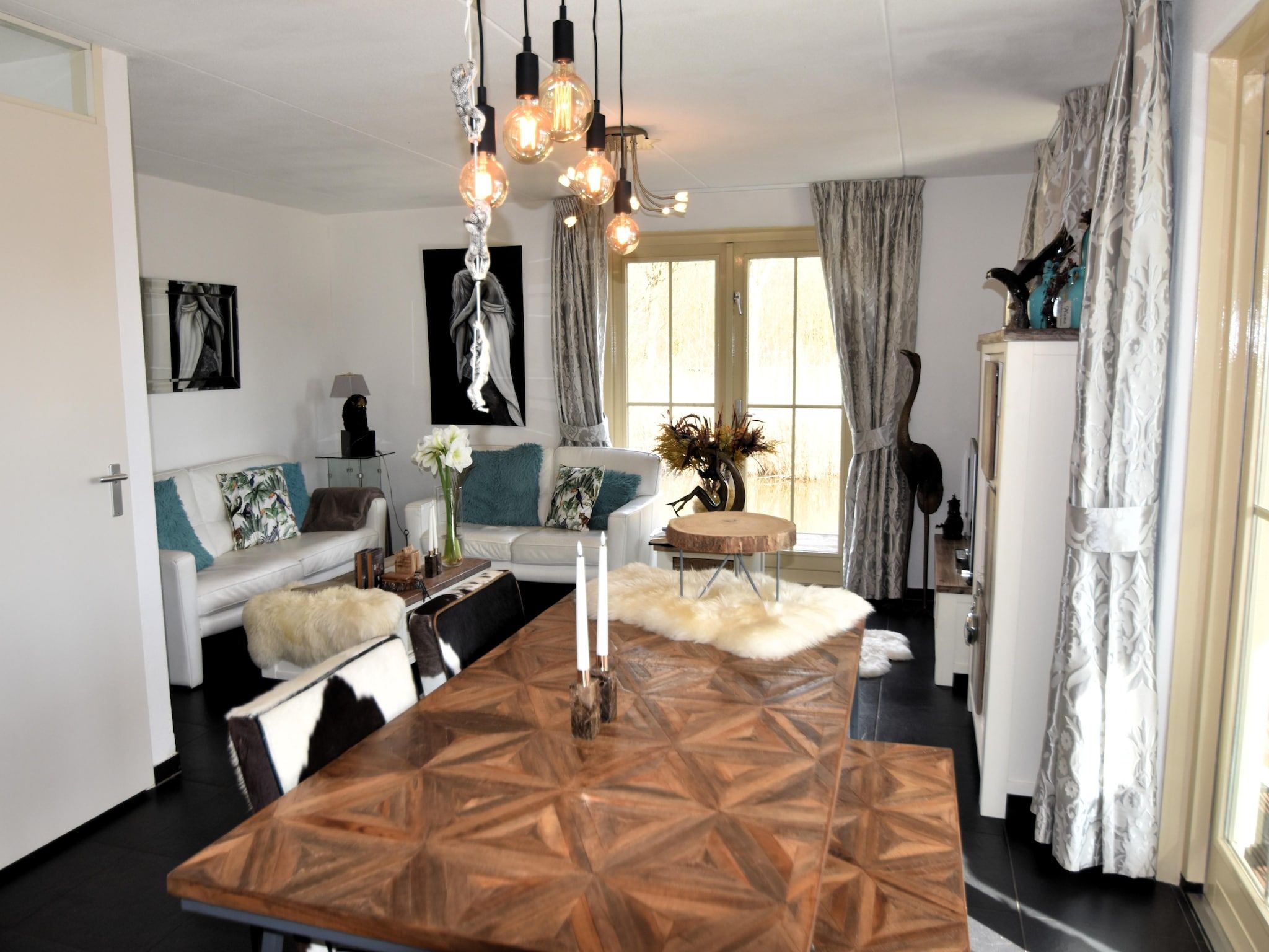 De eetkamer van Watervilla 51 in Simonshaven