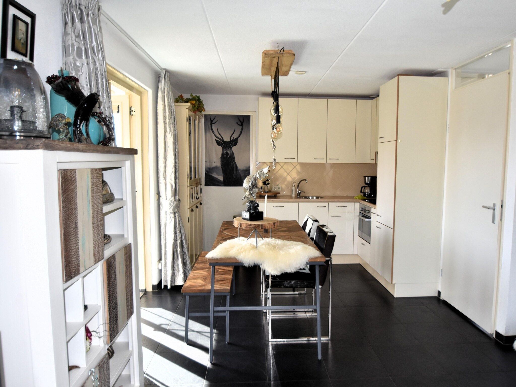 De eetkamer van Watervilla 51 in Simonshaven