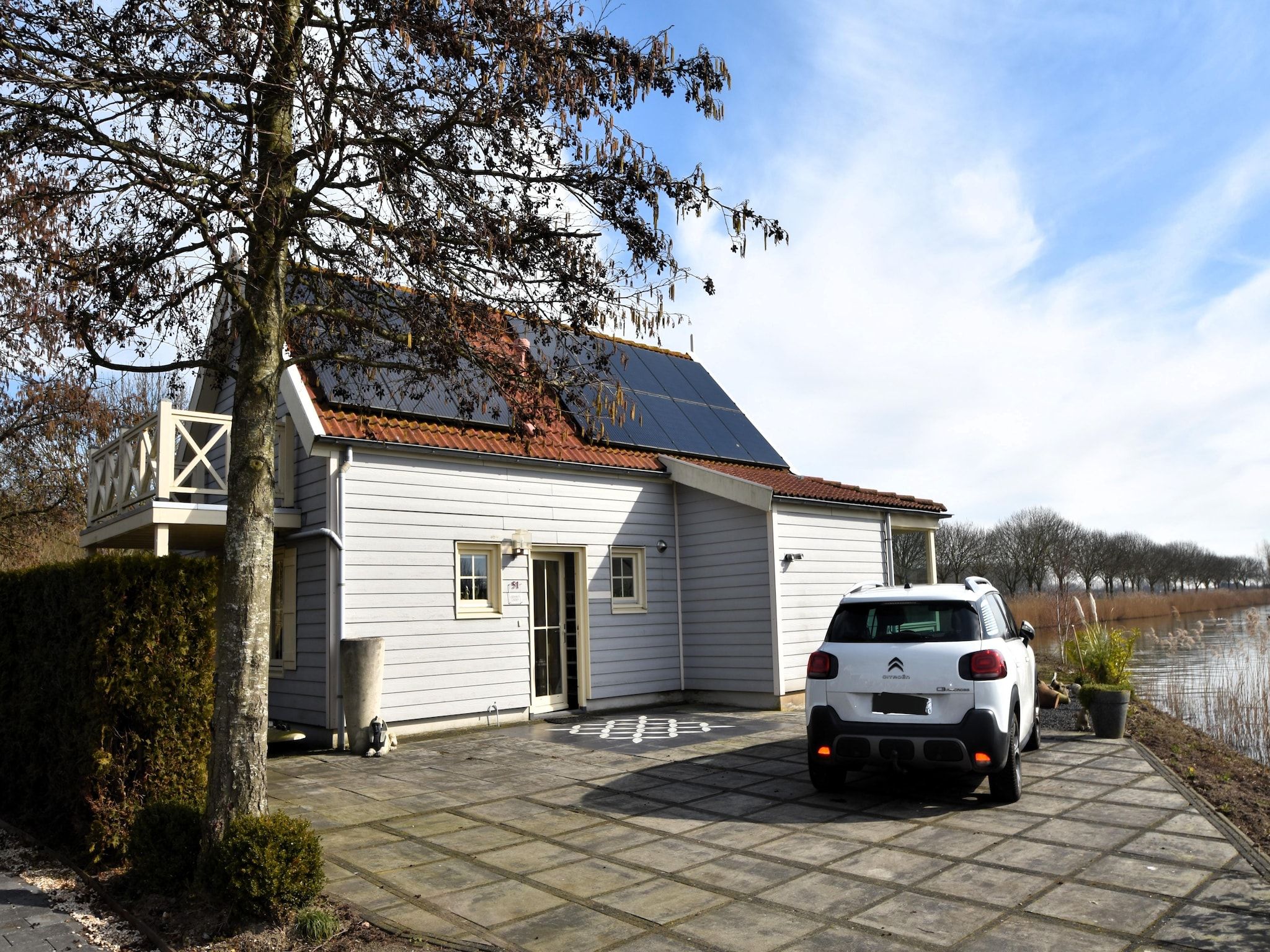 De buitenkant van Watervilla 51 in Simonshaven