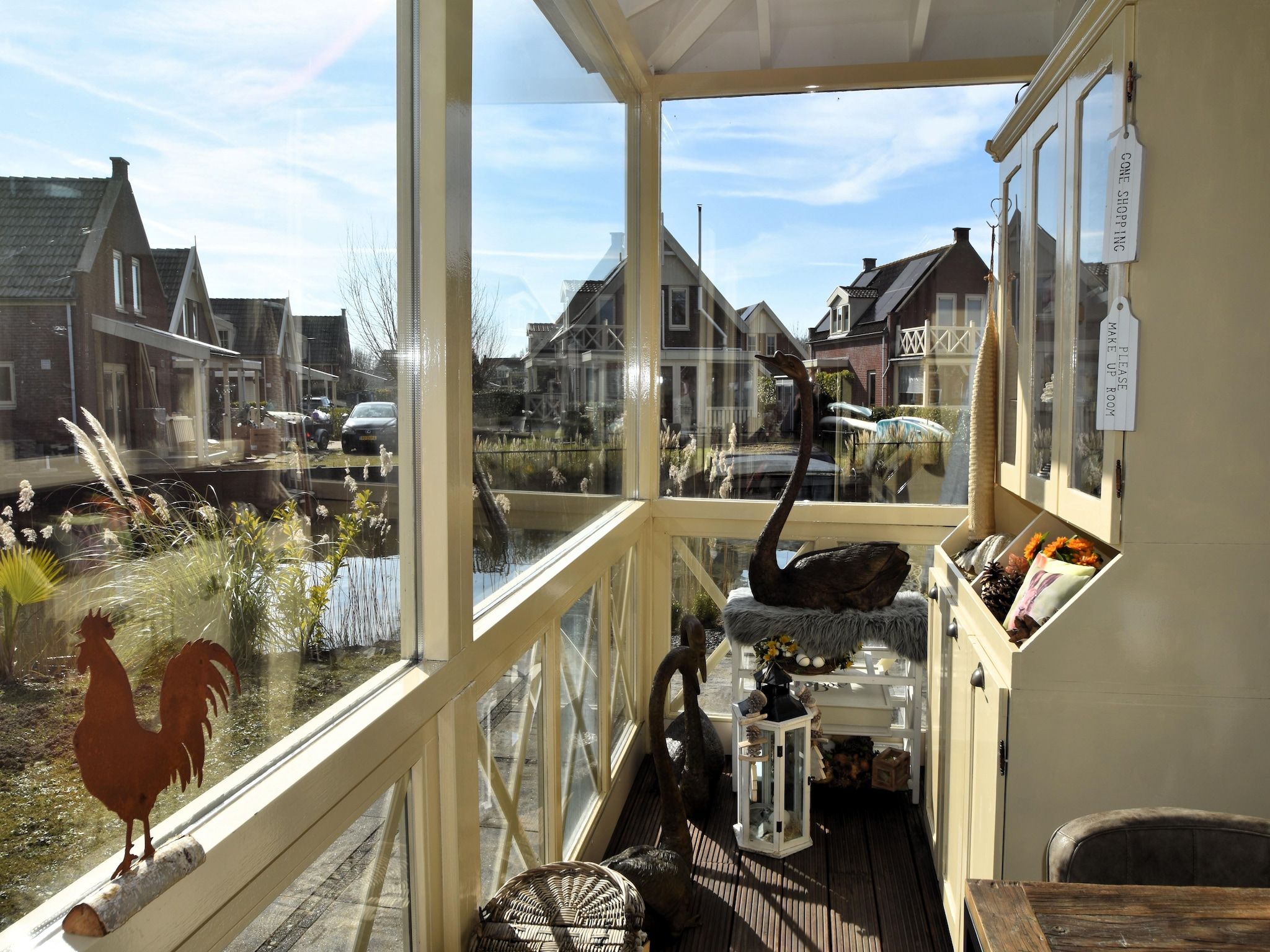 Het terras van Watervilla 51 in Simonshaven
