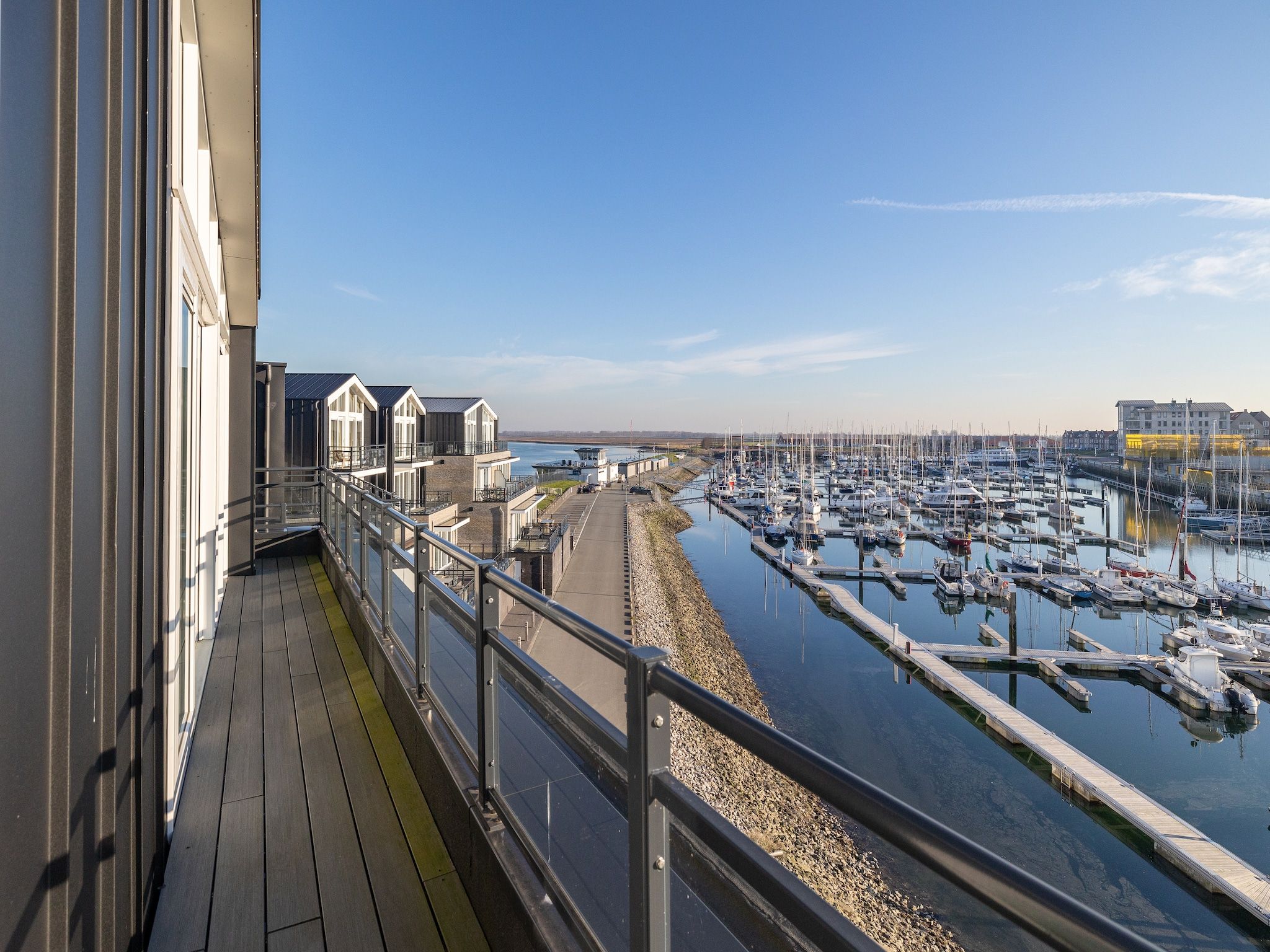 Het terras van Appartement Vista Maris - Havenweg 8-48  Sint-Annaland in Sint-Annaland